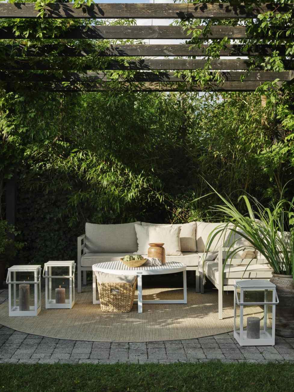 Das Gartenecksofa Weldon überzeugt mit seinem modernen Design. Gefertigt wurde er aus Stoff, welcher einen Kaki Farbton besitzt. Das Gestell ist aus Metall und hat eine Kaki Farbe. Die Sitzhöhe des Sofas beträgt 43 cm.