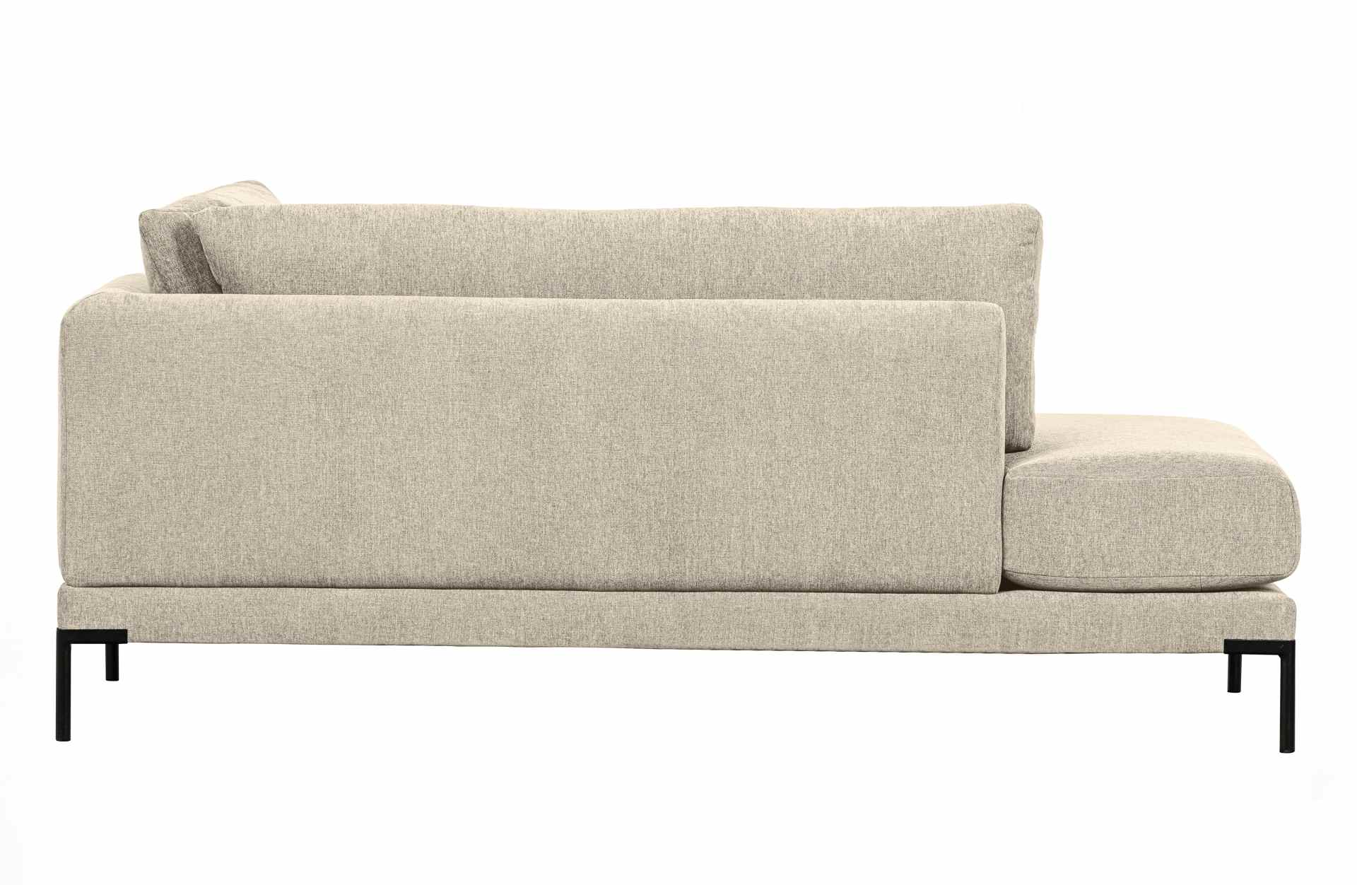 Das Modulsofa Couple Lounge überzeugt mit seinem modernen Design. Das Lounge Element mit der Ausführung Links wurde aus Melange Stoff gefertigt, welcher einen einen Sand Farbton besitzen. Das Gestell ist aus Metall und hat eine schwarze Farbe. Das Element