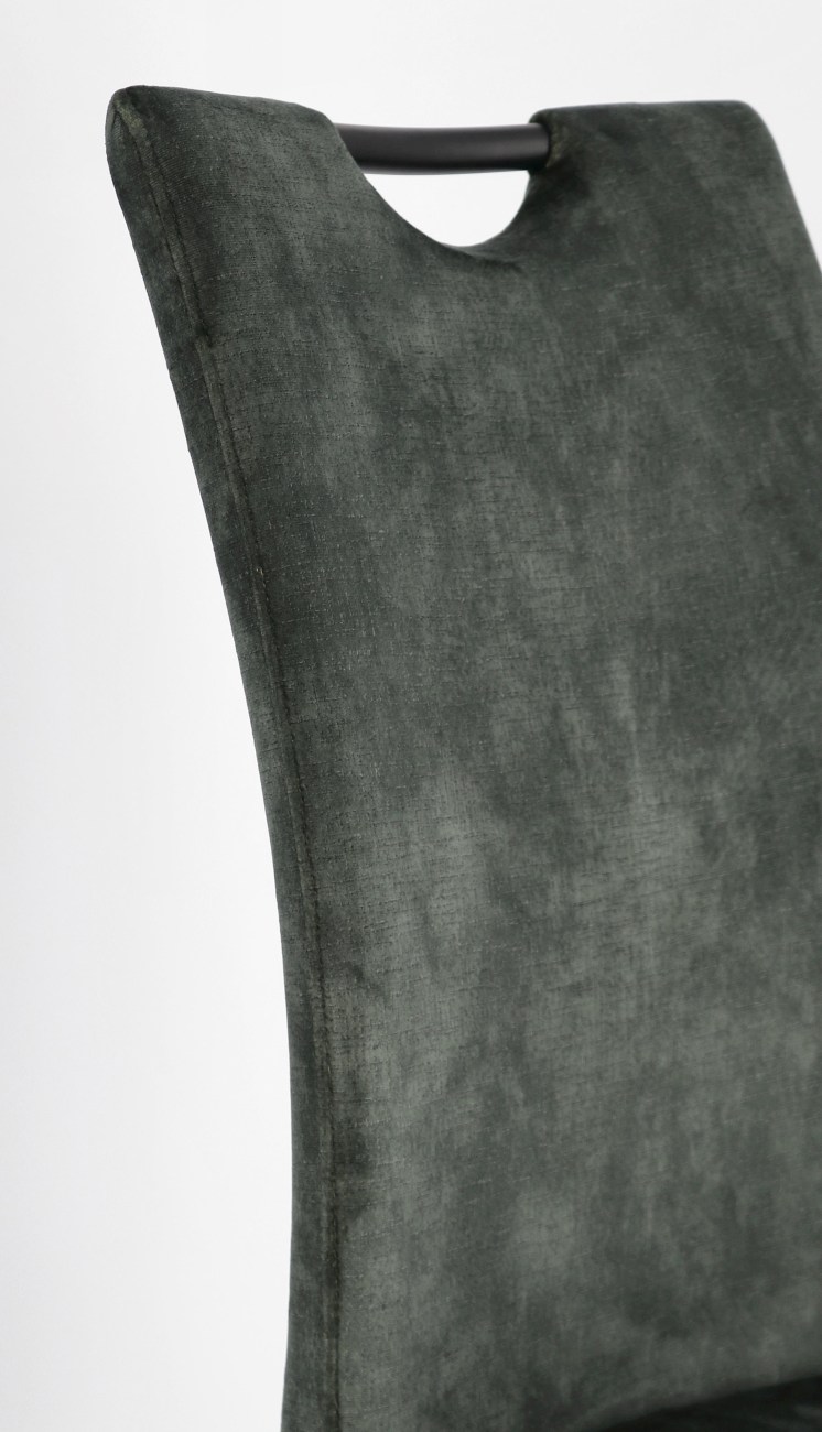 Der Esszimmerstuhl Kenneth überzeugt mit seinem modernen Stil. Gefertigt wurde er aus einem Samt Bezug, welcher einen dunkelgrünen Farbton besitzt. Das Gestell ist aus Metall und hat eine schwarze Farbe.