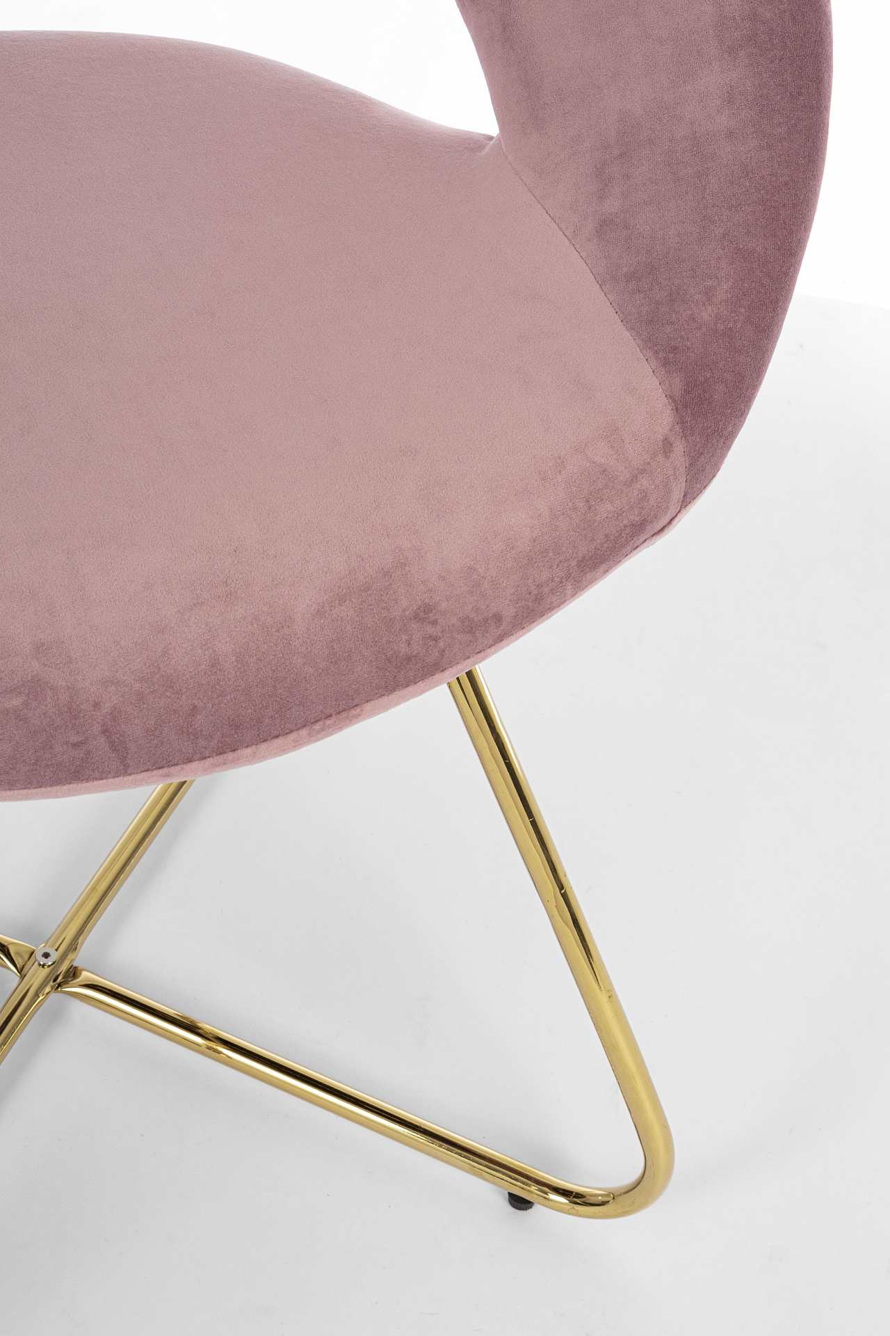 Der Sessel Vanity überzeugt mit seinem modernen Design. Gefertigt wurde er aus Stoff in Samt-Optik, welcher einen rosa Farbton besitzt. Das Gestell ist aus Metall und hat eine goldene Farbe. Der Sessel besitzt eine Sitzhöhe von 49 cm. Die Breite beträgt 5