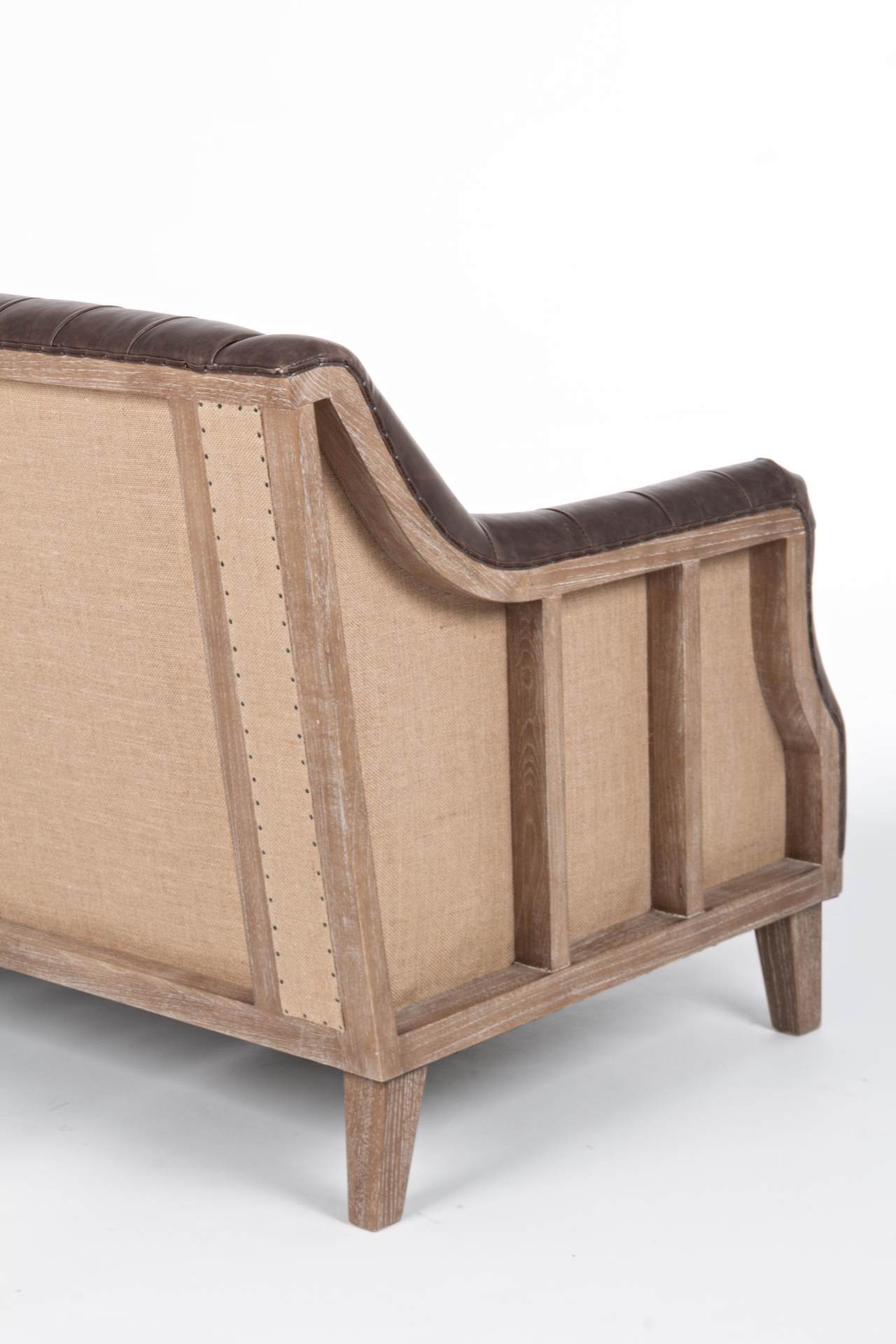 Das Sofa Raymond überzeugt mit seinem klassischen Design. Gefertigt wurde es aus Kunstleder, welches einen braunen Farbton besitzt. Das Gestell ist aus Eschenholz und hat eine natürliche Farbe. Das Sofa ist in der Ausführung als 2-Sitzer. Die Breite beträ