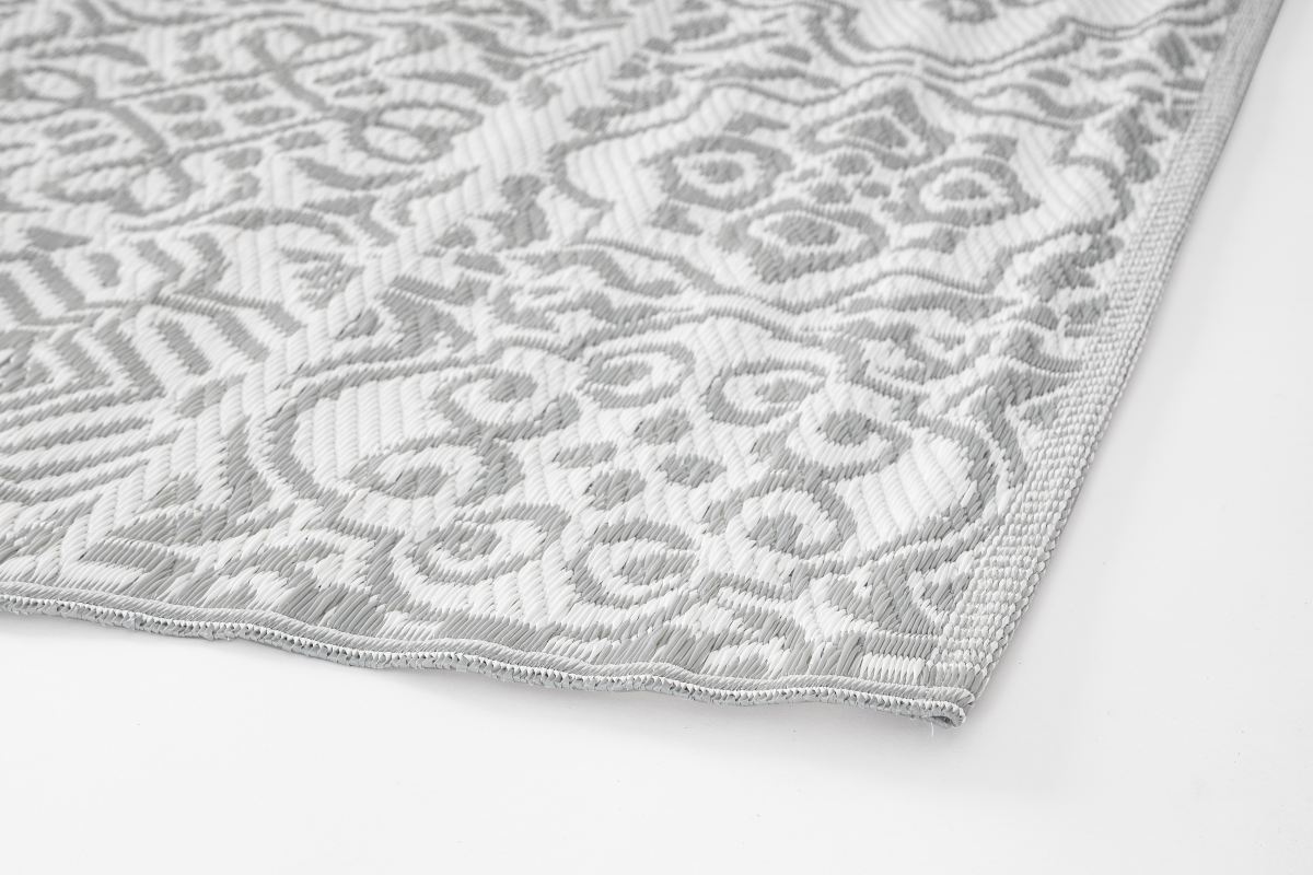 Der Outdoor Teppich Shiraz überzeugt mit seinem modernen Design. Gefertigt wurde er aus Kunststofffasern, welche einen grauen Farbton besitzt. Der Teppich verfügt über eine Größe von 180x270 cm und ist für den Outdoor Bereich geeignet.