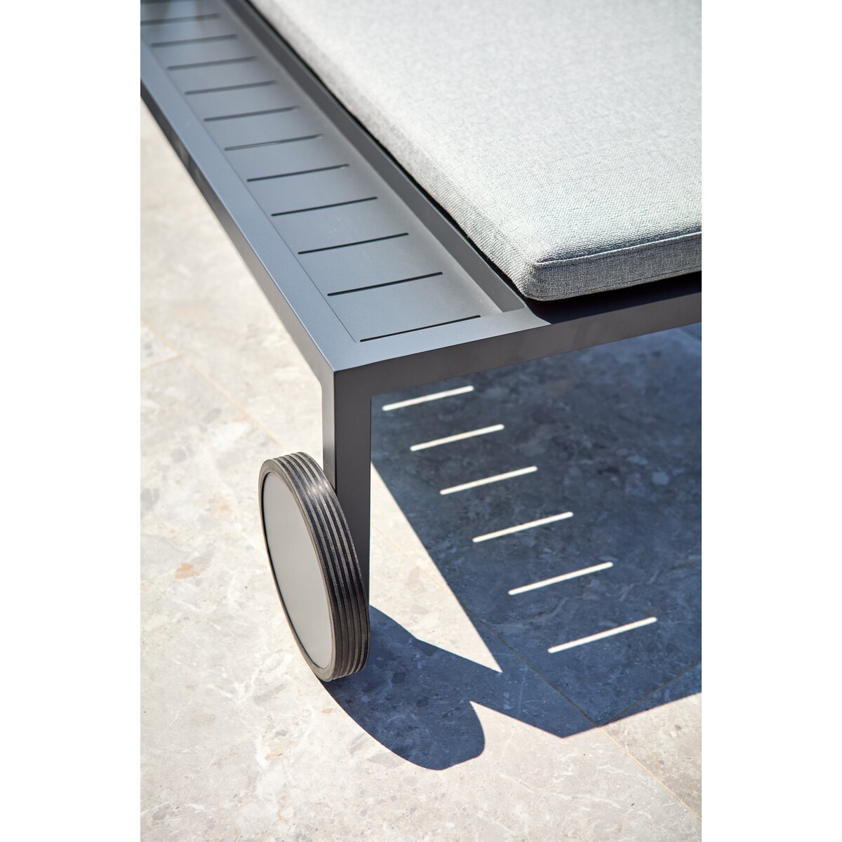 Sonnenliege Samvaro Anthrazit/Pearl Grey - mit integrierter Ablage aus Aluminium & Olefin