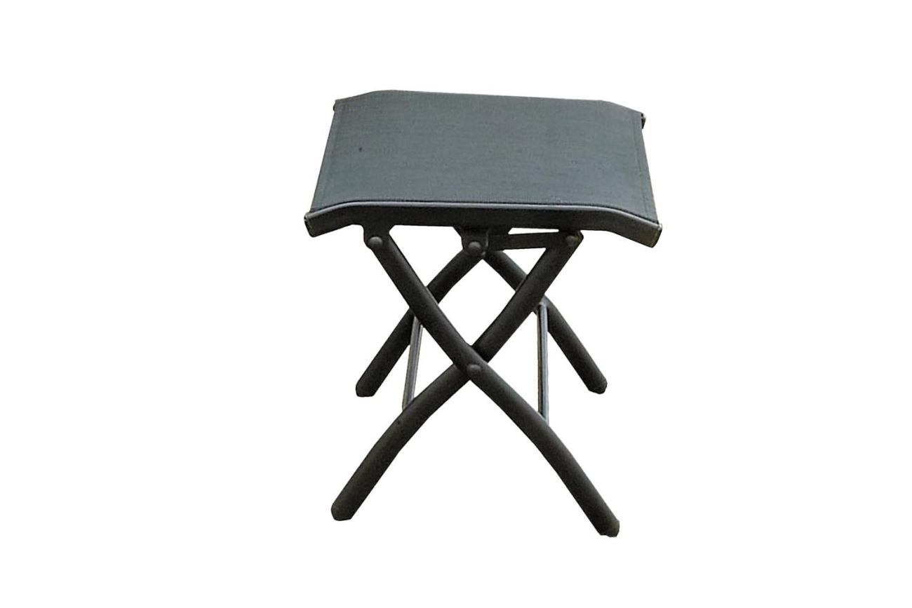 Der Gartenhocker Andy überzeugt mit seinem modernen Design. Gefertigt wurde er aus Textilene, welches einen schwarzen Farbton besitzt. Das Gestell ist aus Metall und hat eine schwarze Farbe. Die Sitzhöhe des Sessels beträgt 42 cm.