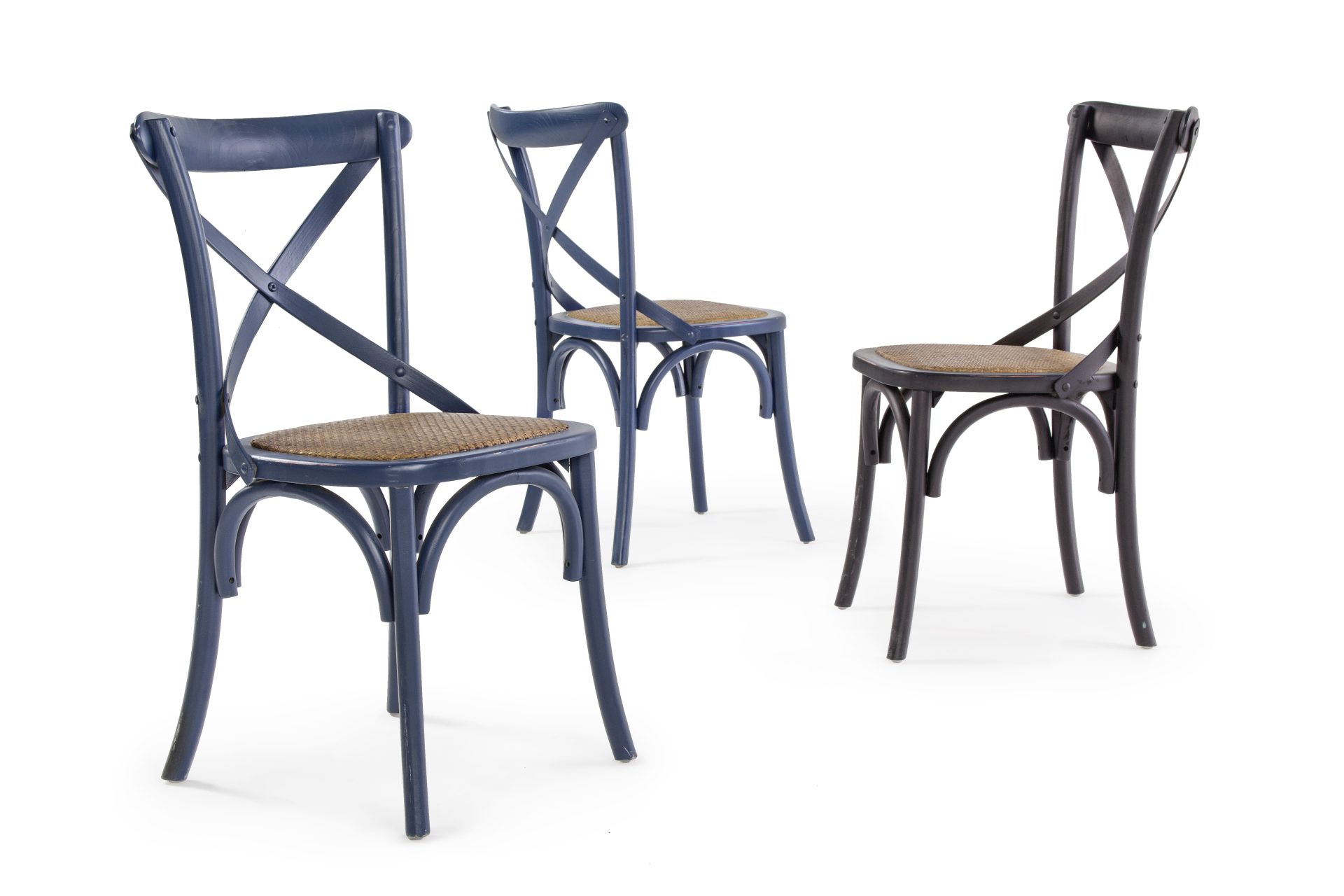 Der Stuhl Cross überzeugt mit seinem klassischen Design. Gefertigt wurde der Stuhl aus Ulmenholz, welches einen blauen Farbton besitzt. Die Sitz- und Rückenfläche ist aus Rattan gefertigt. Die Sitzhöhe beträgt 46 cm.
