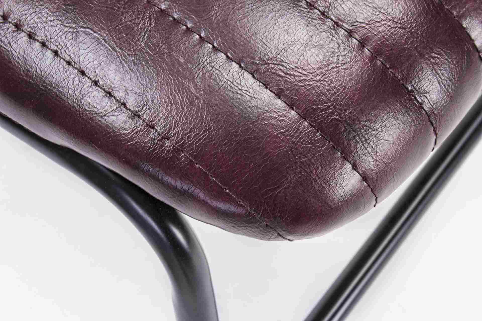 Der Stuhl Debbie überzeugt mit seinem industriellen Design. Gefertigt wurde der Stuhl aus Kunstleder, welches einen weinroten Farbton besitzt. Das Gestell ist aus Metall und ist Schwarz. Die Sitzhöhe beträgt 44 cm.