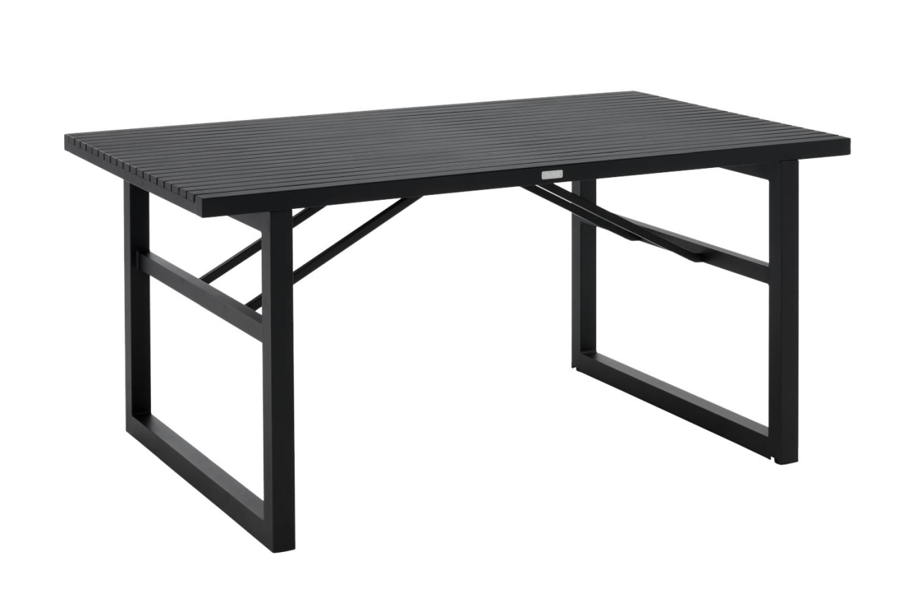 Der Gartenesstisch Vevi überzeugt mit seinem modernen Design. Gefertigt wurde die Tischplatte aus Metall, welche einen schwarzen Farbton besitzt. Das Gestell ist auch aus Metall und hat eine schwarze Farbe. Der Tisch besitzt eine Länge von 160 cm.