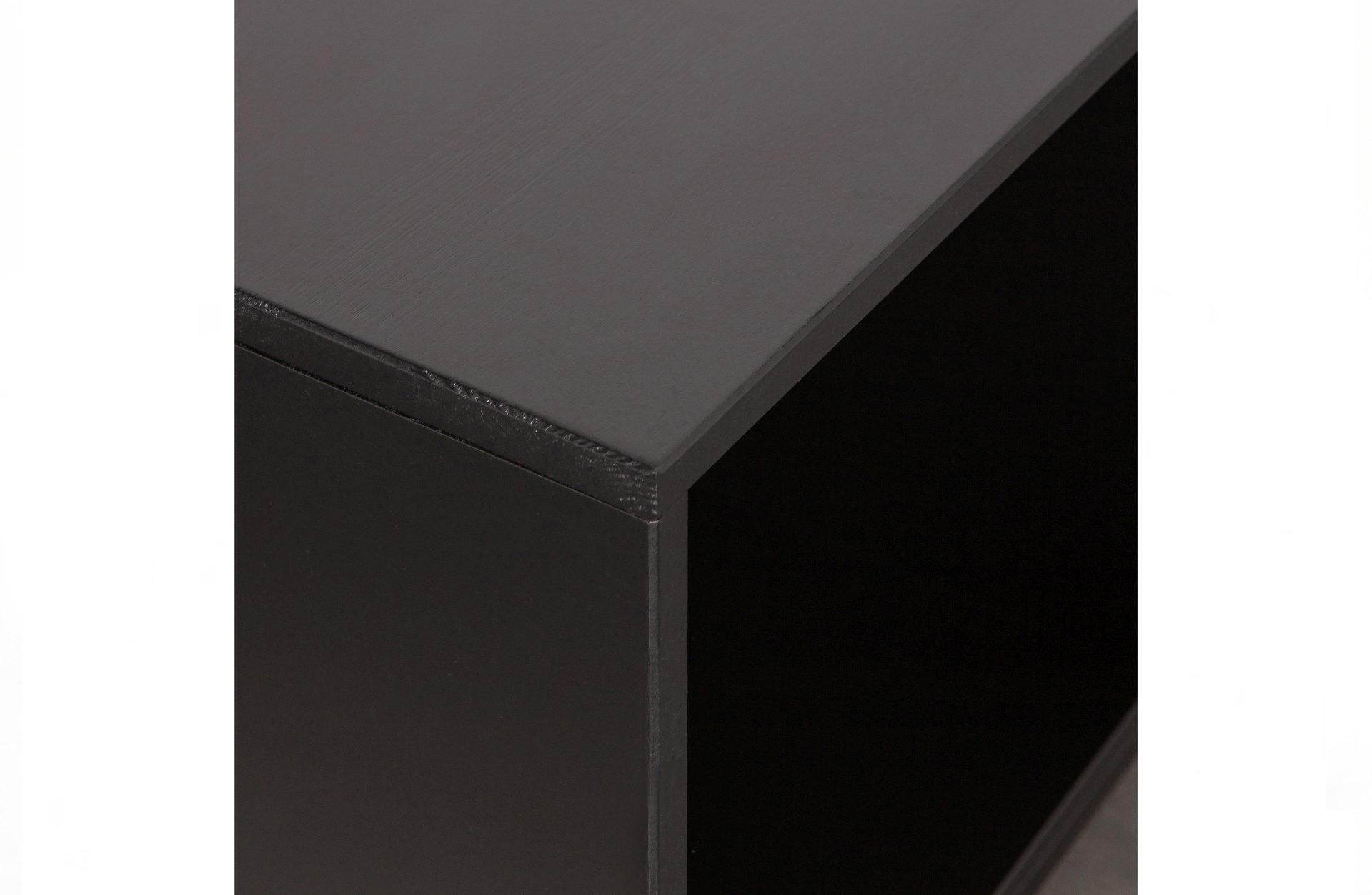 Der Schrank VT Lower Case überzeugt mit seinem klassischen Design. Gefertigt wurde er aus Kiefernholz, welches einen schwarzen Farbton besitzt. Das Gestell ist aus Metall und hat eine schwarze Farbe. Der Schrank verfügt über zwei Türen und zwei offene Fäc