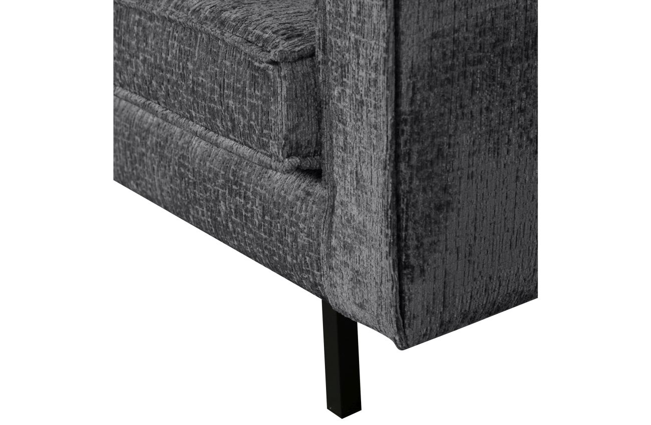 Das Sofa Rodeo überzeugt mit seinem modernen Stil. Gefertigt wurde es aus Struktursamt, welches einen dunkelgrauen Farbton besitzt. Das Gestell ist aus Metall und hat eine schwarze Farbe. Das Sofa besitzt eine Breite von 277 cm.
