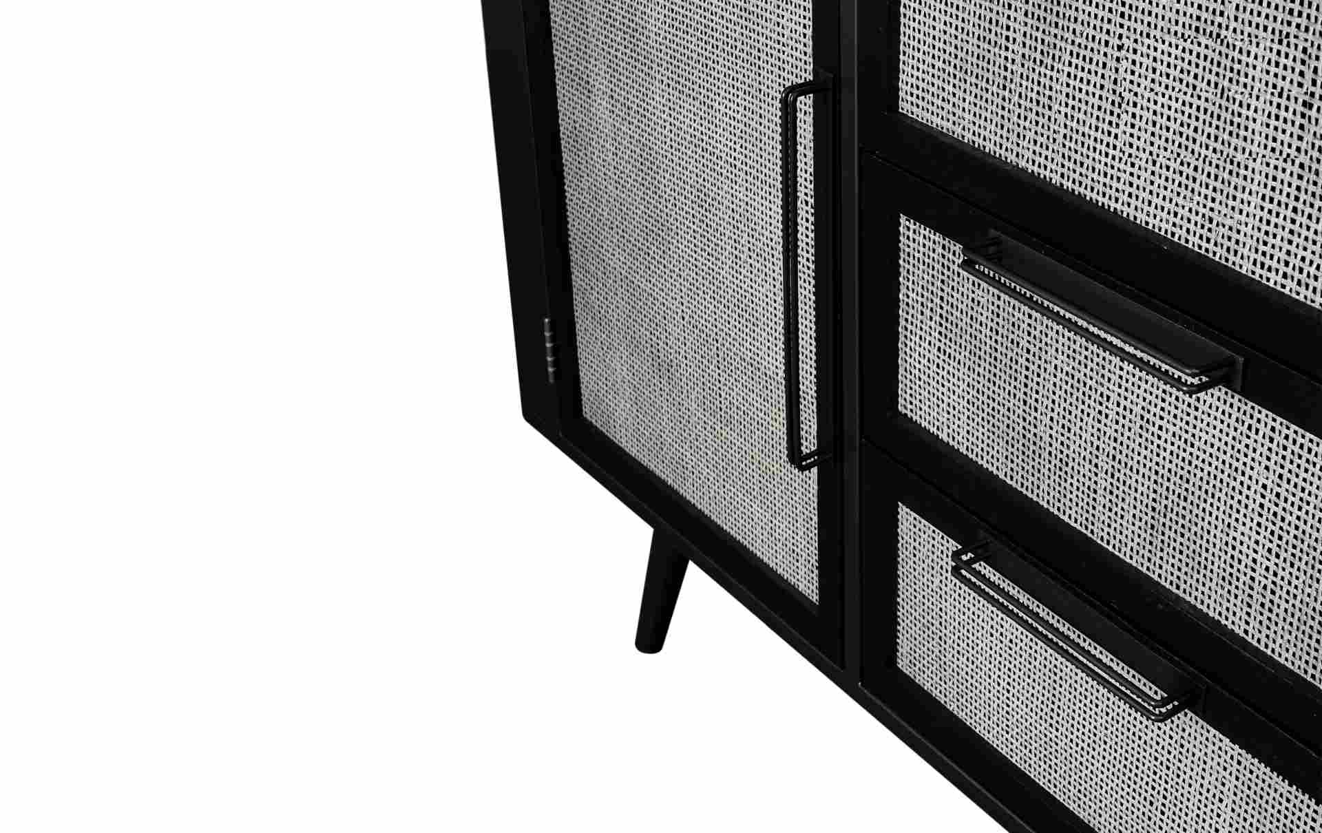 Das Sideboard Nordic Mindi Rattan überzeugt mit seinem Industriellen Design. Gefertigt wurde es aus Rattan und Mindi Holz, welches einen schwarzen Farbton besitzt. Das Gestell ist aus Metall und hat eine schwarze Farbe. Das Sideboard verfügt über zwei Tür