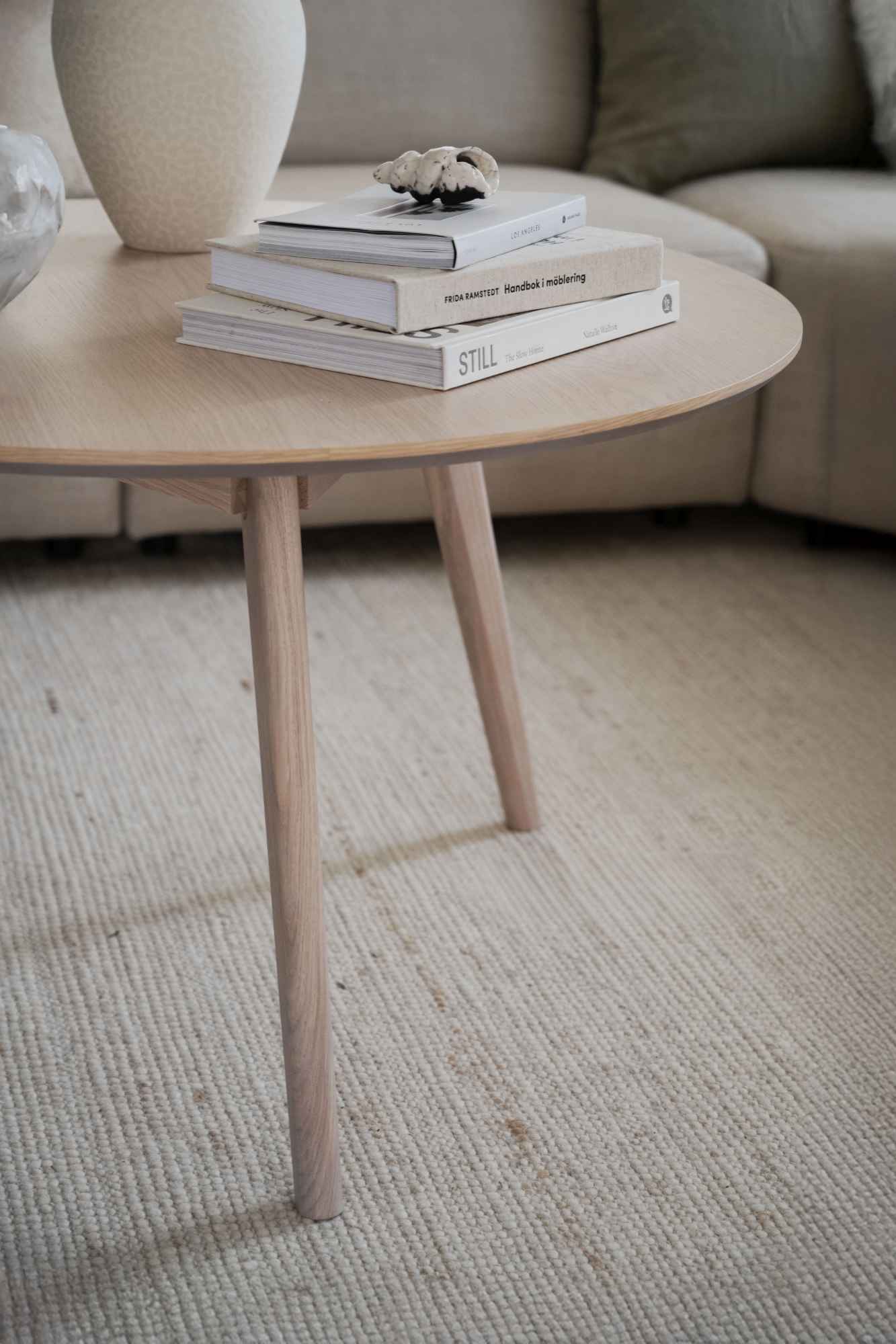 Edles Möbelstück: Couchtisch Yumi Rund 90cm, Esche Weiß pigmentiert für stilvolle Einrichtung.