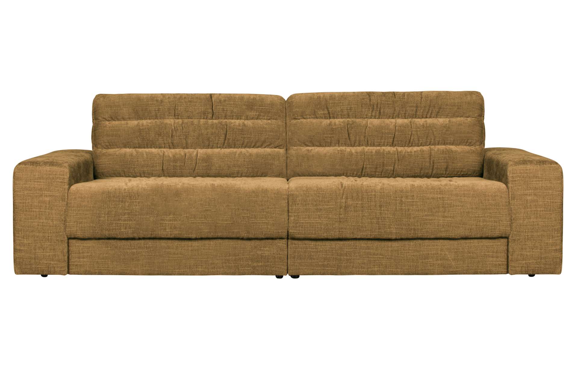 Das Sofa Date überzeugt mit seinem klassischen Design. Gefertigt wurde es aus einem Vintage Stoff, welcher einen goldenen Farbton besitzen. Das Gestell ist aus Kunststoff und hat eine schwarze Farbe. Das Sofa hat eine Breite von 226 cm.