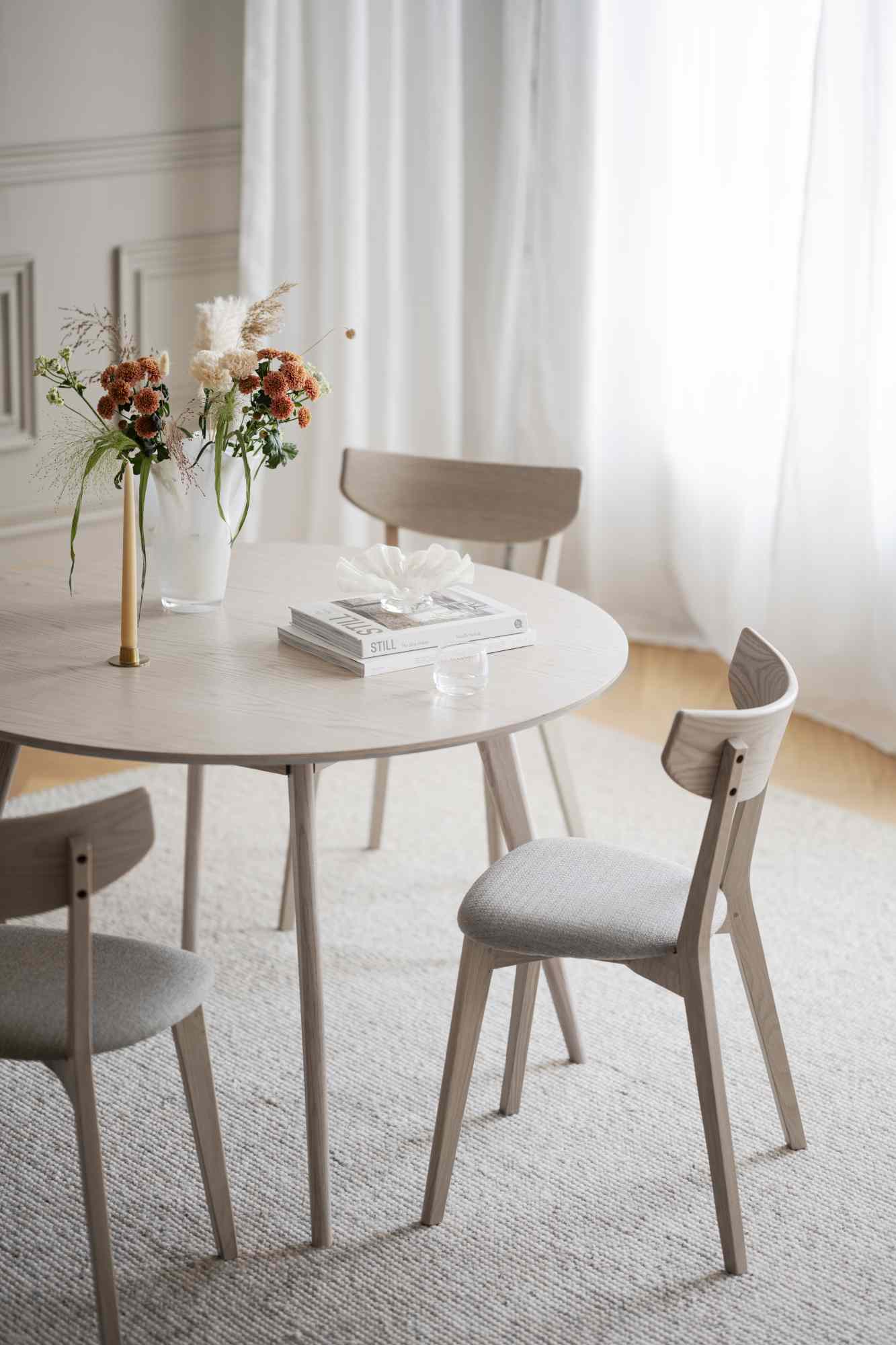 Design trifft Funktion: Esstisch Yumi Rund 115cm, MDF Eiche Weiß pigmentiert.