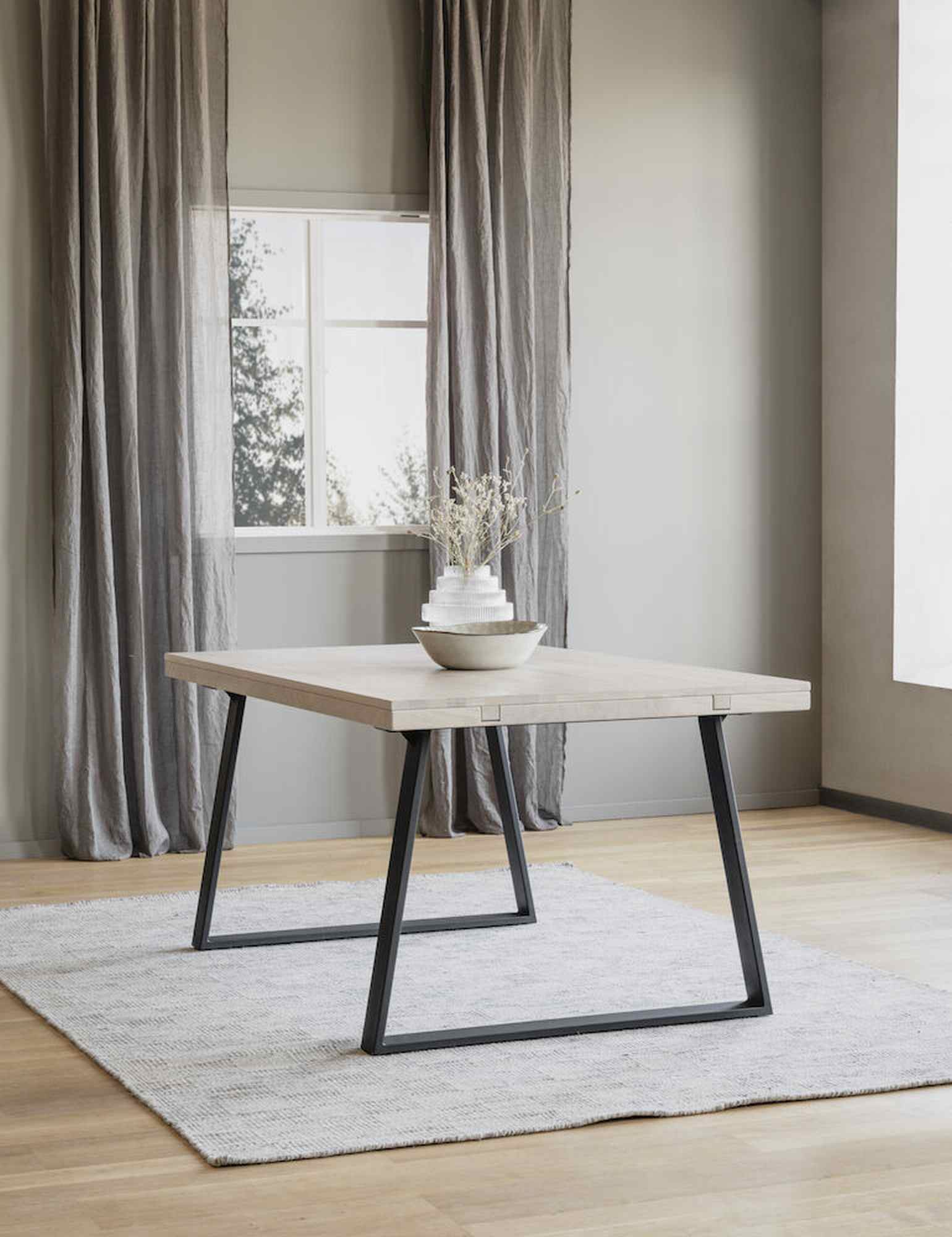 Edles Möbelstück: Esstisch Brooklyn, Trapez-Gestell, 220cm, Whitewash für stilvolle Einrichtung.