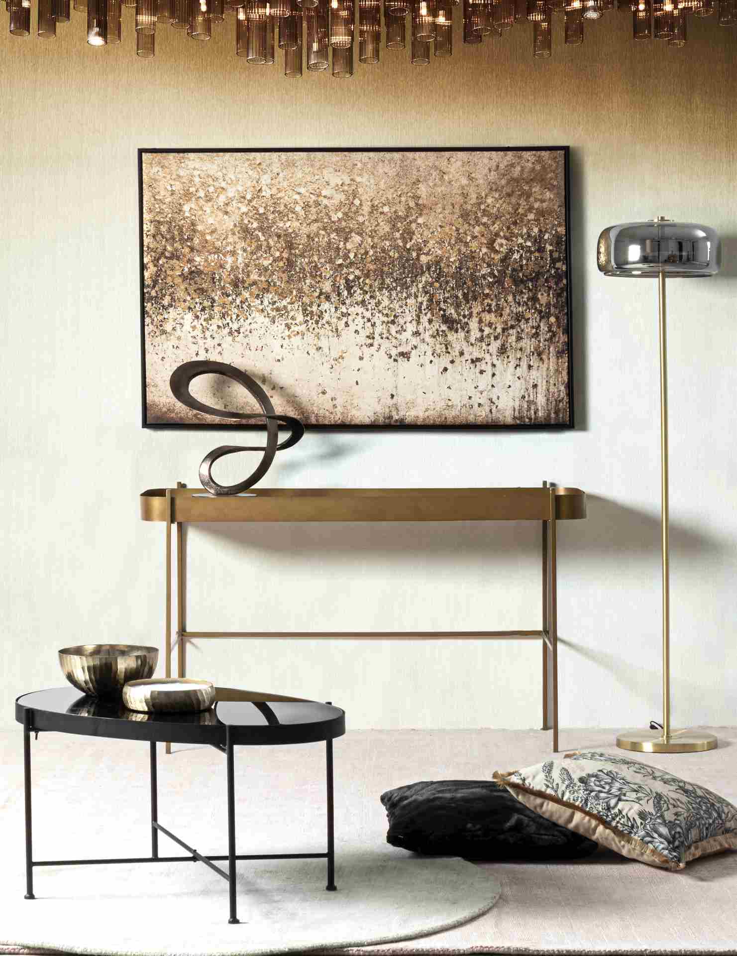 Die Konsole Rashida überzeugt mit ihrem modernem Design. Gefertigt wurde sie aus Metall, welches einen goldenen Farbton besitzt. Die Oberflächenplatte ist aus Glas und hat eine schwarze Farbe. Die Breite beträgt 120 cm.