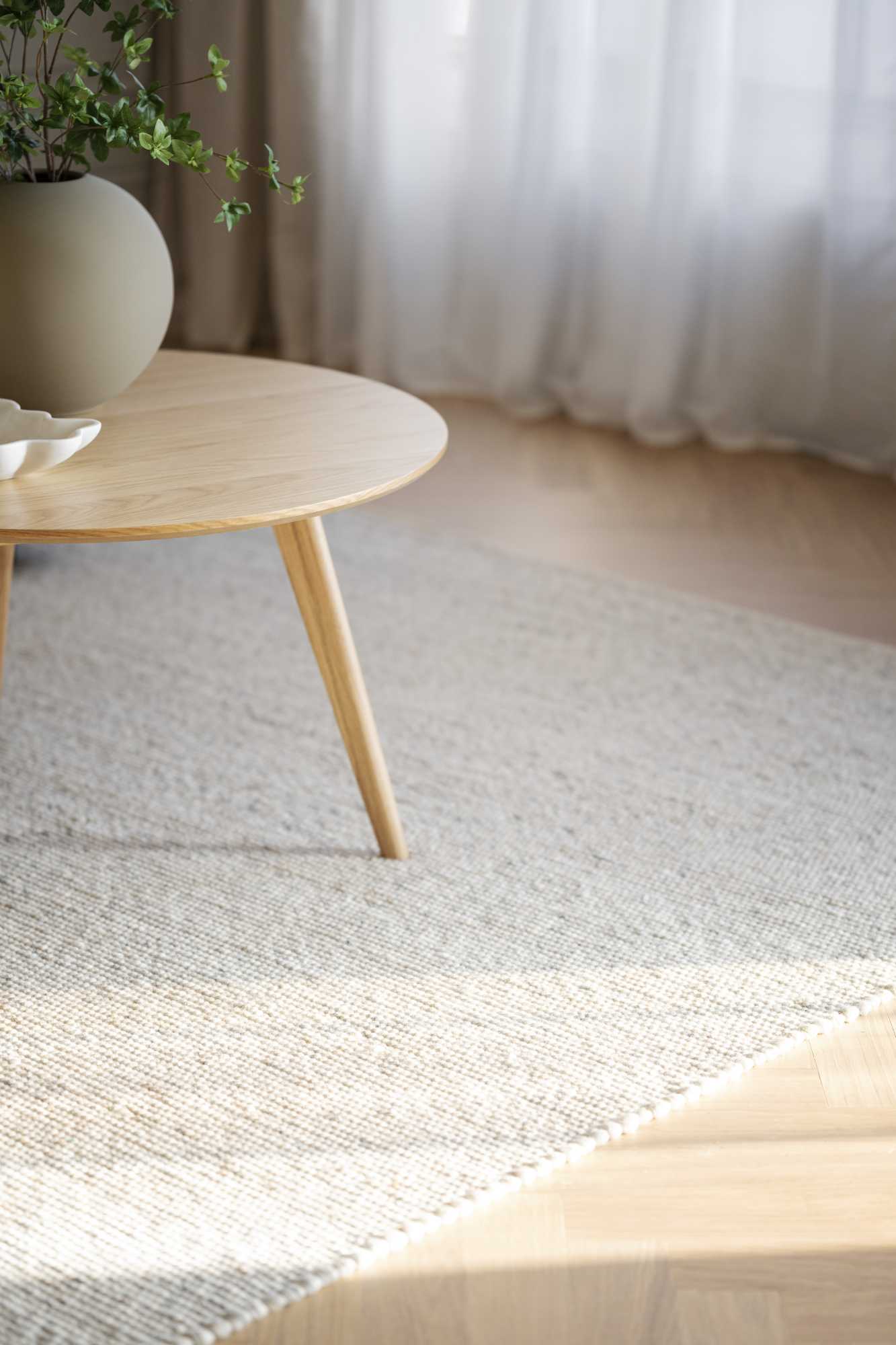 Couchtisch Yumi Rund 90cm, Esche Natur – stilvoller Blickfang für Ihr Zuhause.