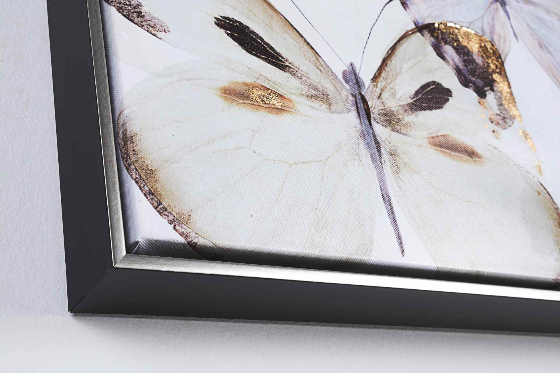 Das Ölbild Butterfly No.1 überzeugt mit ihrem klassischen Design. Das Bild verfügt über einen Druck auf Leinwand. Das Gestell ist aus Tannenholz und der Rahmen aus Kunststoff. Die Maße sind 82x82 cm.