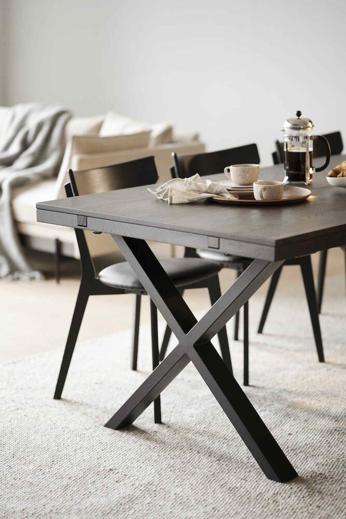 Design trifft Funktion: Esstisch Brooklyn, X-Gestell, 170cm, Braun.