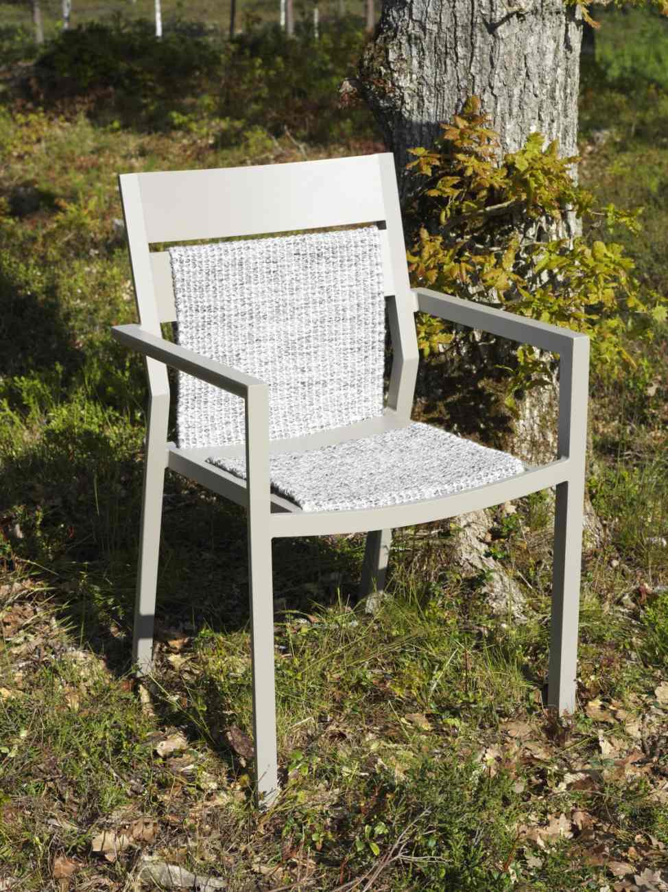 Der Gartenstuhl Delia überzeugt mit seinem modernen Design. Gefertigt wurde er aus Metall, welches einen kaki Farbton besitzt. Das Gestell ist auch aus Metall und hat eine kaki Farbe. Die Sitzhöhe des Stuhls beträgt 43 cm.