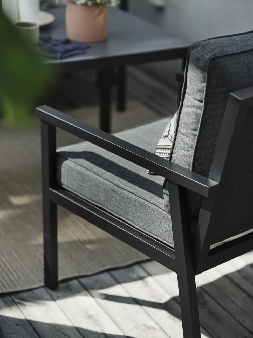Das Garten-Set Rana No.3 überzeugt mit seinem modernen Design. Gefertigt wurde er aus Stoff, welches einen dunkelgrauen Farbton besitzt. Das Gestell ist aus Metall und hat eine schwarzen Farbe. Das Set wird mit einem Tisch und einem Ecksofa geliefert.