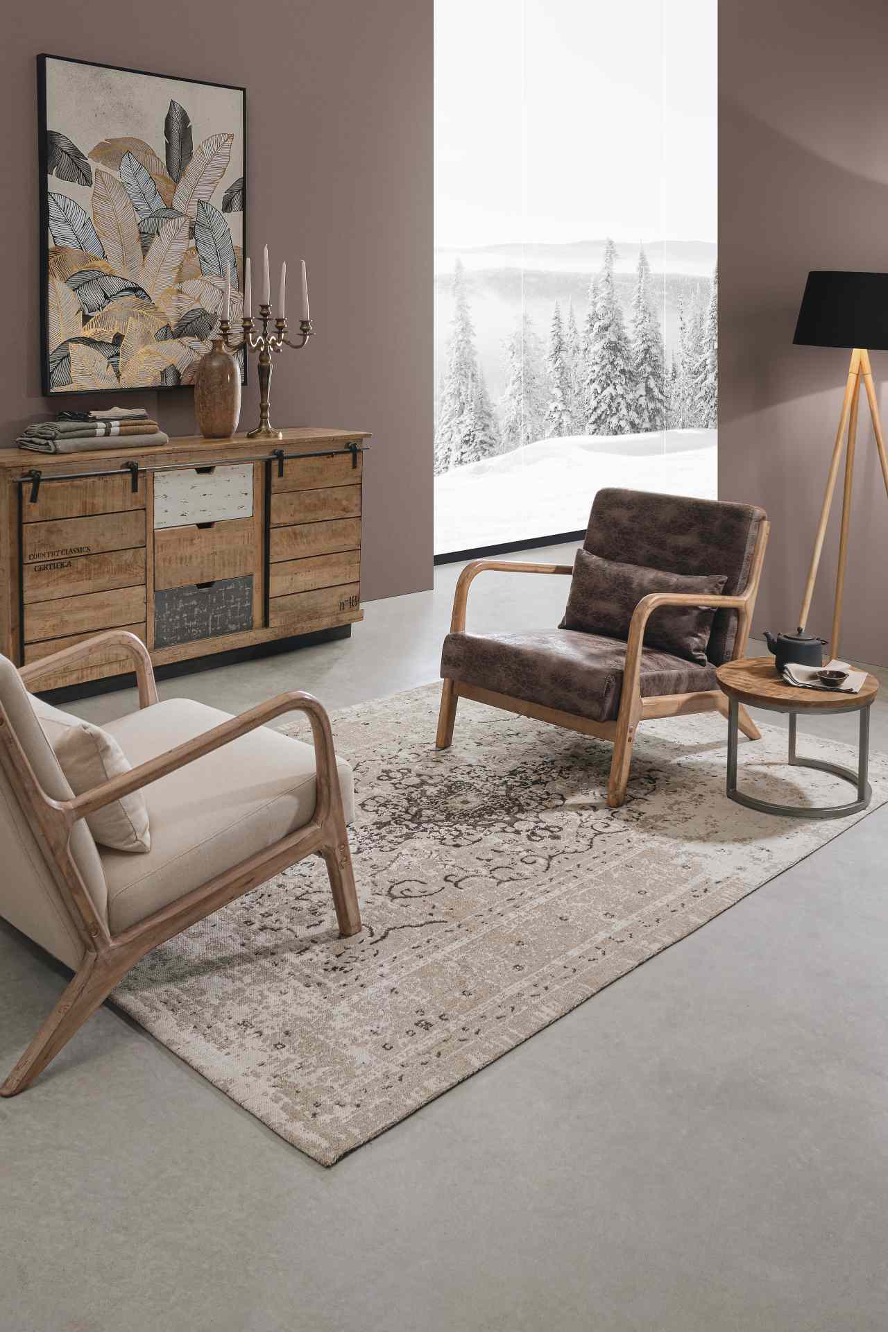 Der Sessel Ancilla überzeugt mit seinem klassischen Design. Gefertigt wurde er aus Stoff, welcher einen Beige Farbton besitzt. Das Gestell ist aus Kautschukholz und hat eine natürliche Farbe. Der Sessel besitzt eine Sitzhöhe von 34 cm. Die Breite beträgt 