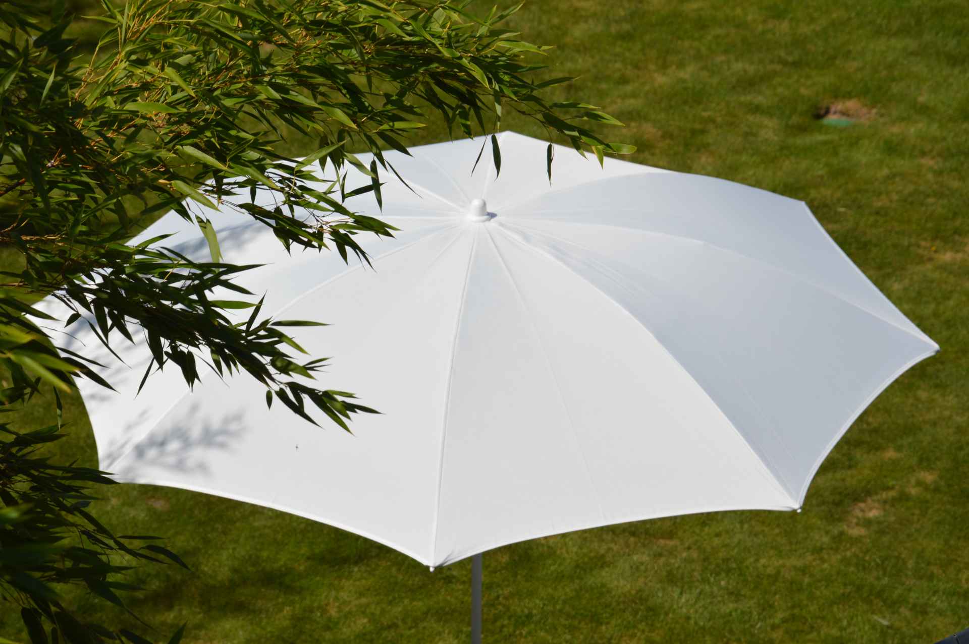 Der Sonnenschirm Revenna überzeugt mit seinem modernen Design. Die Form des Schirms ist Rund. Designet wurde er von der Marke Jan Kurtz und hat die Farbe Aqua.