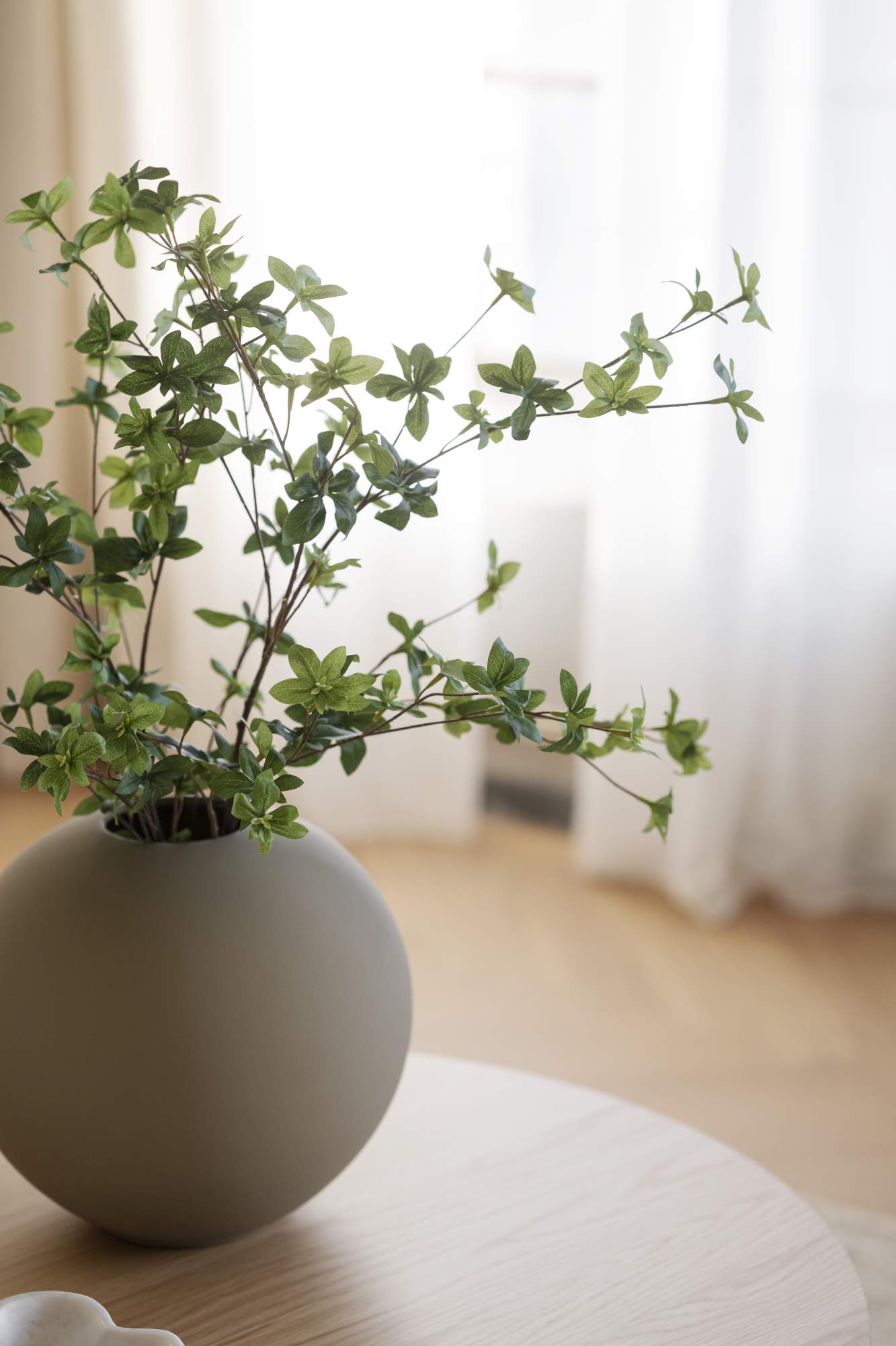 Couchtisch Yumi Rund 90cm, Esche Natur – stilvoller Blickfang für Ihr Zuhause.