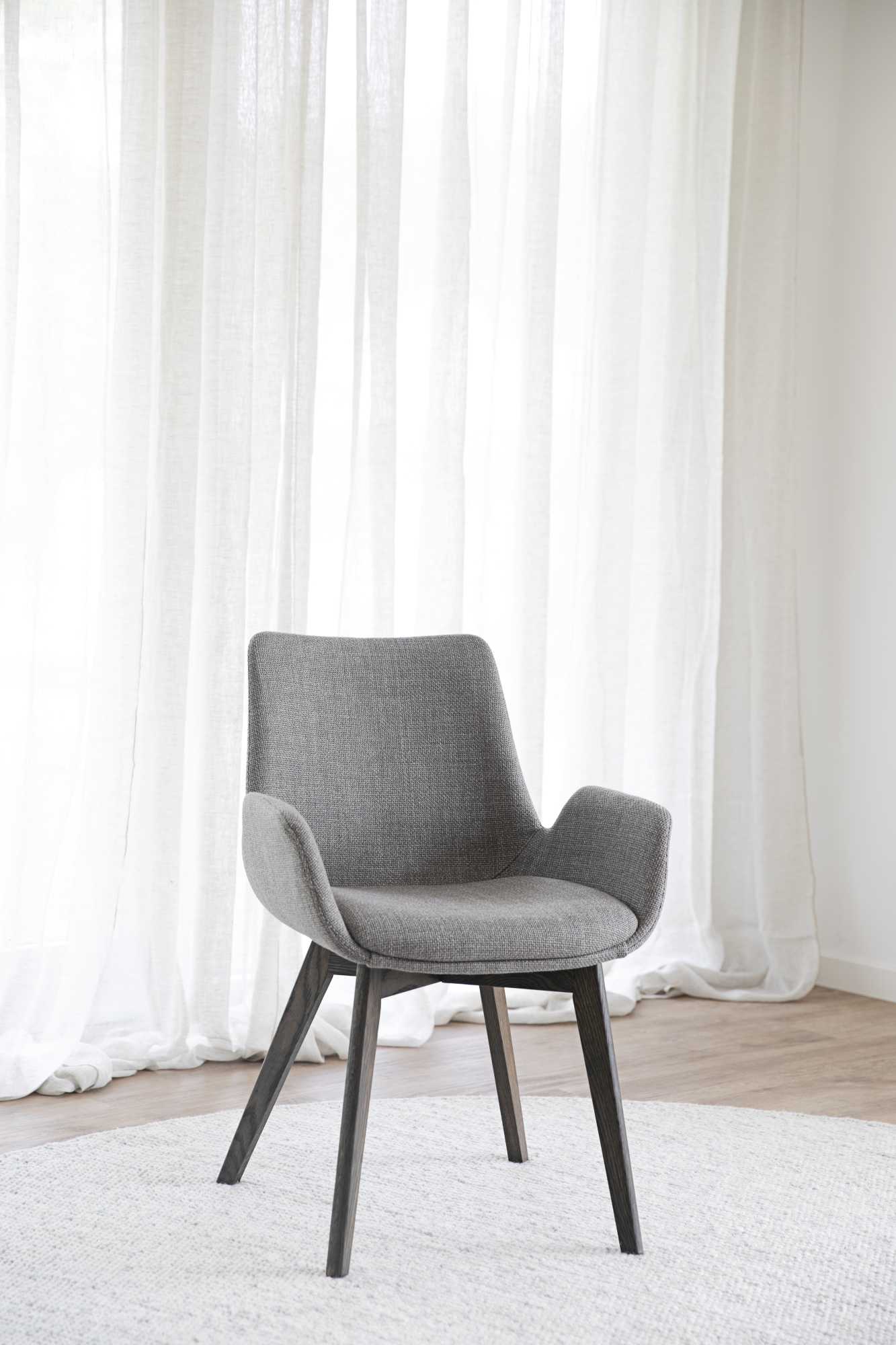 Design trifft Funktion: Stuhl Drimsdale 2er Set mit Armlehne, Grau / Braun.