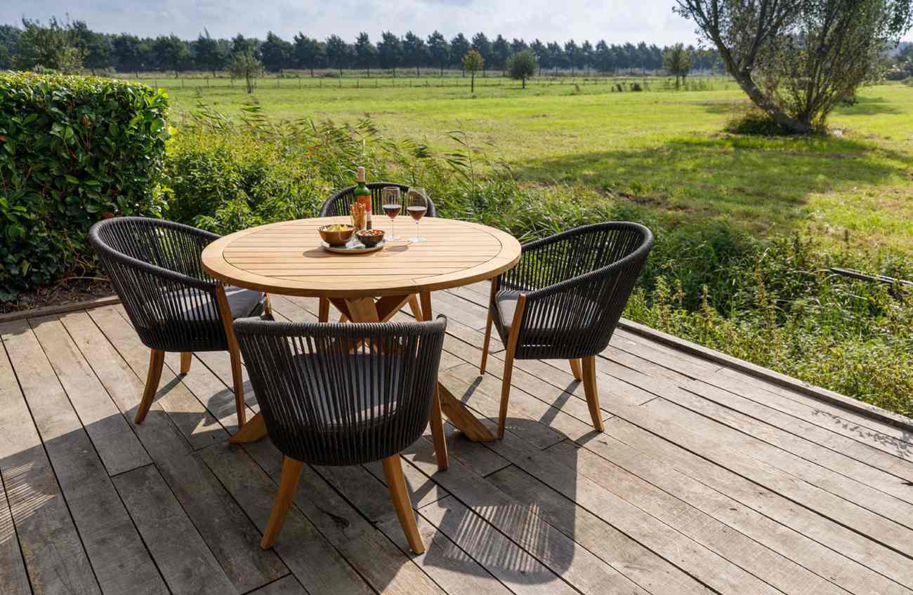 Der Gartenesstisch Java überzeugt mit seinem modernen Design. Gefertigt wurde er aus Teakholz, welches einen natürlichen Farbton besitzt. Das Gestell ist auch aus Teakholz und hat eine natürliche Farbe. Der Tisch hat einen Durchmesser von 130 cm.