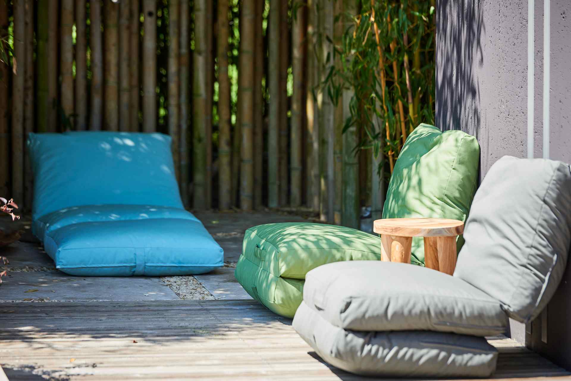Das bequeme Bodenkissen Sheffiled besitzt einen abwaschbaren Bezug in der Farbe Hellblau und ist daher perfekt für den Outdoor Bereich geeignet. Designet wurde das Kissen von der Marke Jan Kurtz.