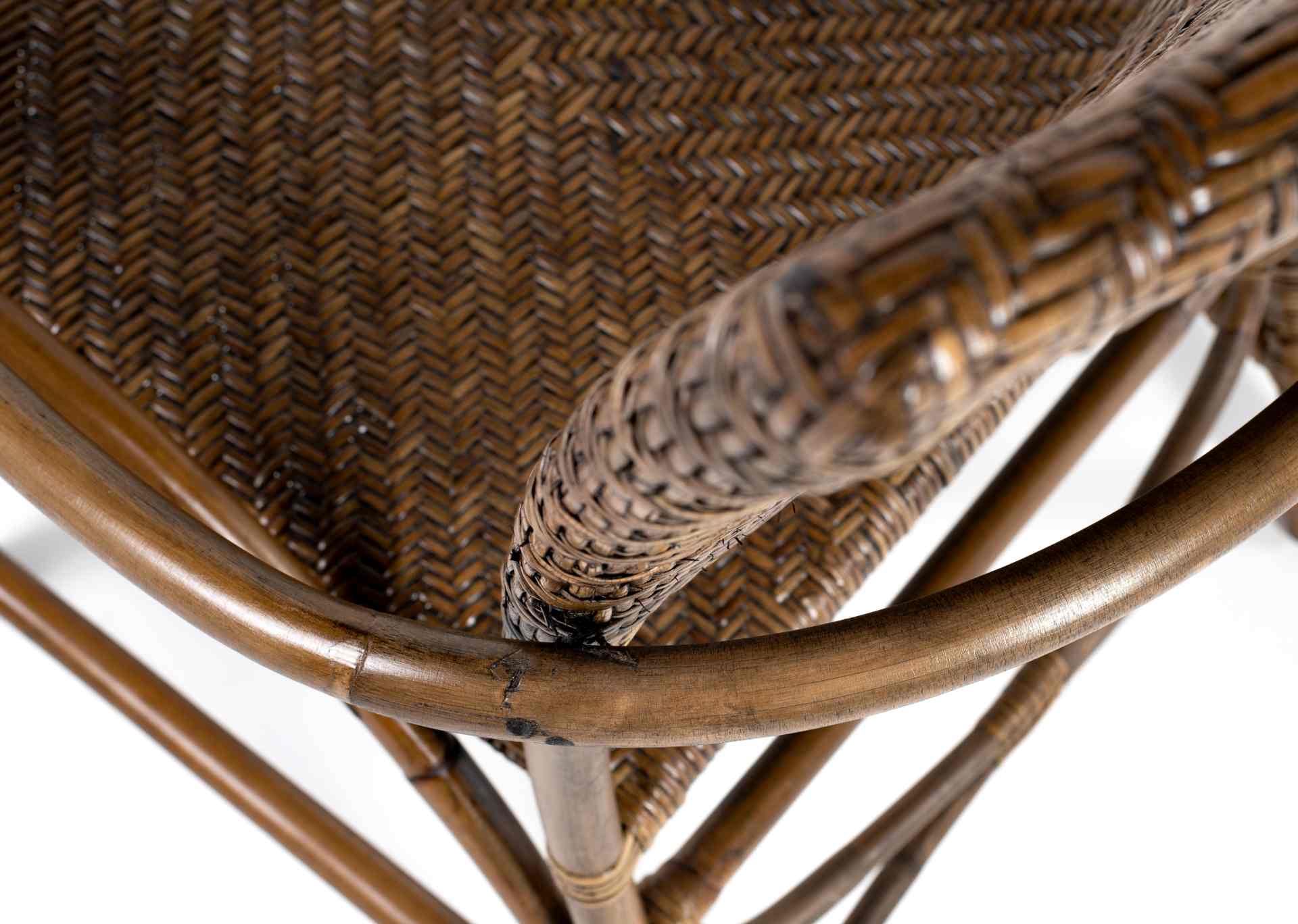 Der Armlehnstuhl Jester überzeugt mit seinem Landhaus Stil. Gefertigt wurde er aus Rattan, welches einen braunen Farbton besitzt. Der Stuhl verfügt über eine Armlehne und ist im 2er-Set erhältlich. Die Sitzhöhe beträgt beträgt 46 cm.