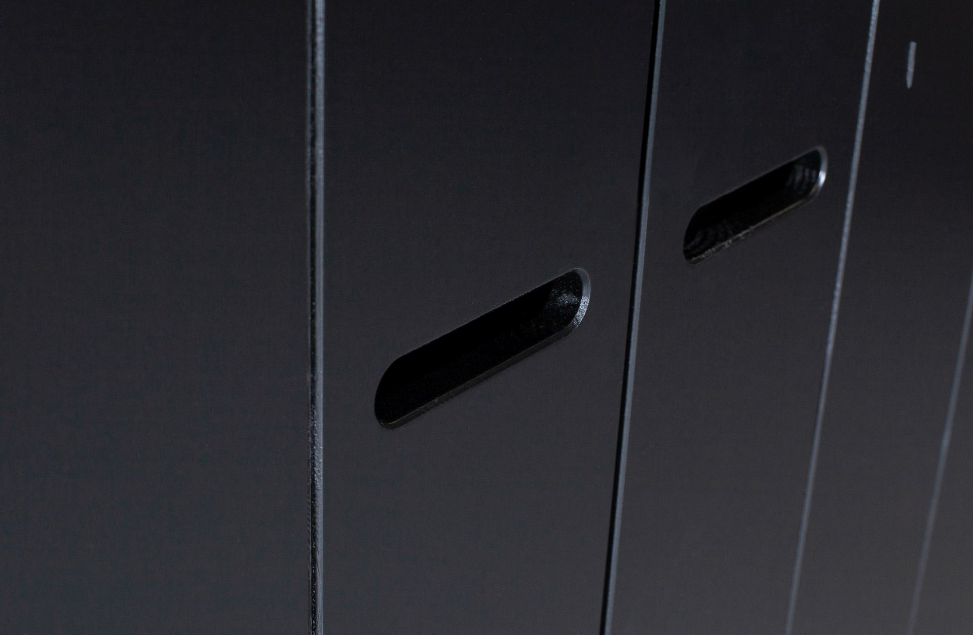 Der schlichte Kleiderschrank Connect wurde aus Kiefernholz gefertigt. Hinter den drei Türen befindet sich ausreichend Stauraum für diverse Kleidungsstücke. Hinzu kommen die drei Schubladen die auch noch weitere Platz für diverse Dinge bietet. Der Schrank 