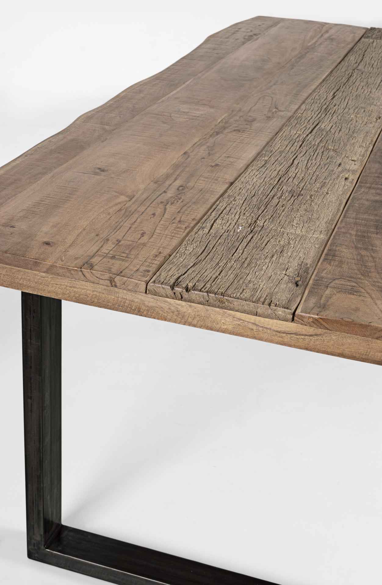 Der Esstisch Nottingham überzeugt mit seinem moderndem Design. Gefertigt wurde er aus Akazienholz, welches einen natürlichen Farbton besitzt. Das Gestell des Tisches ist aus Metall und ist in eine schwarze Farbe. Der Tisch besitzt eine Breite von 220 cm.
