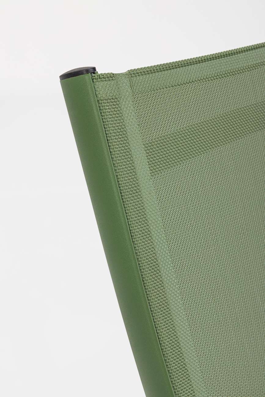 Der Loungesessel Taylor überzeugt mit seinem modernen Design. Gefertigt wurde er aus Textilene, welches einen grünen Farbton besitzt. Das Gestell ist aus Metall und hat eine grüne Farbe. Der Sessel ist klappbar.