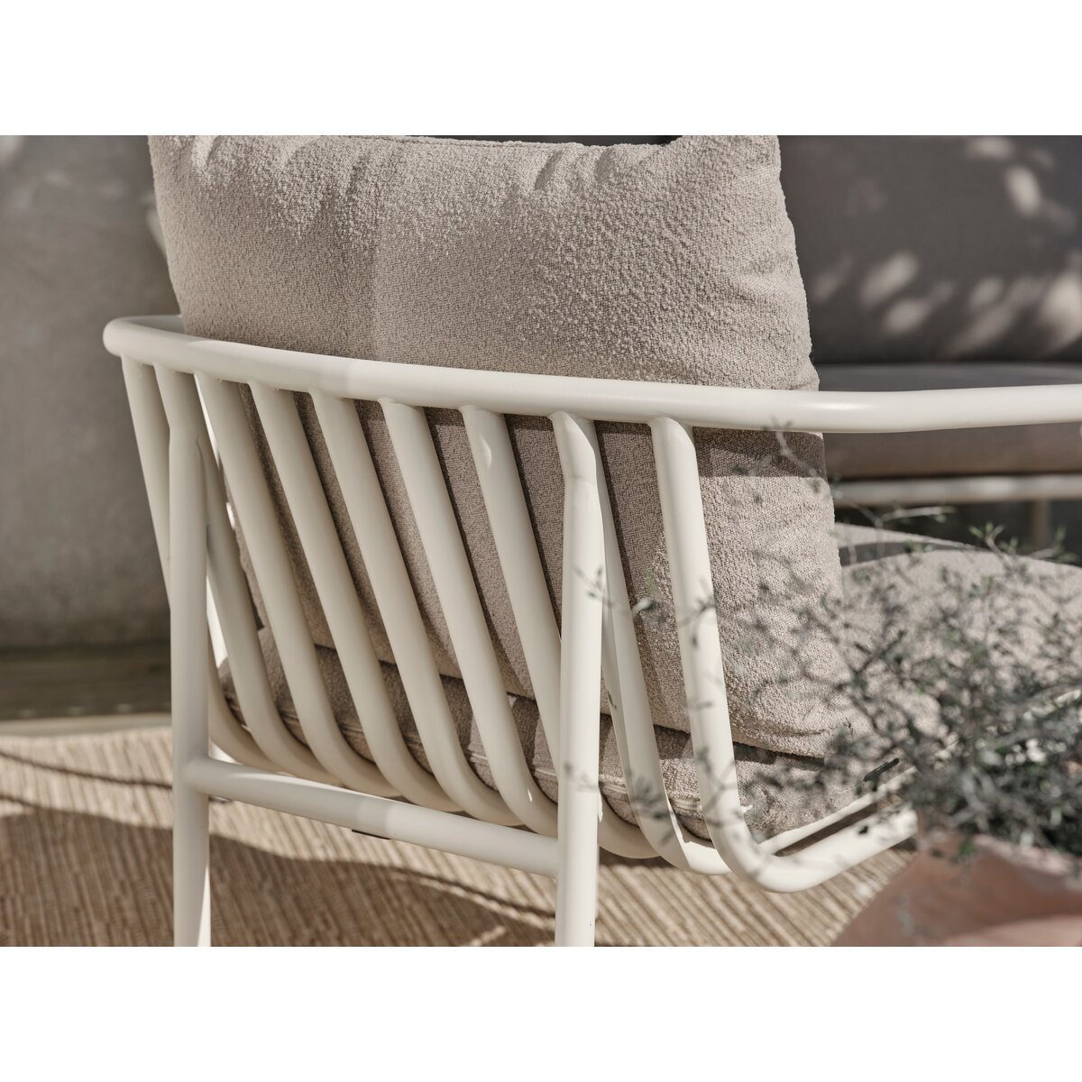 Gartensessel Bendt mit Kissen aus Aluminium, modern skandinavisch, perlweiß, komfortabel gepolstert