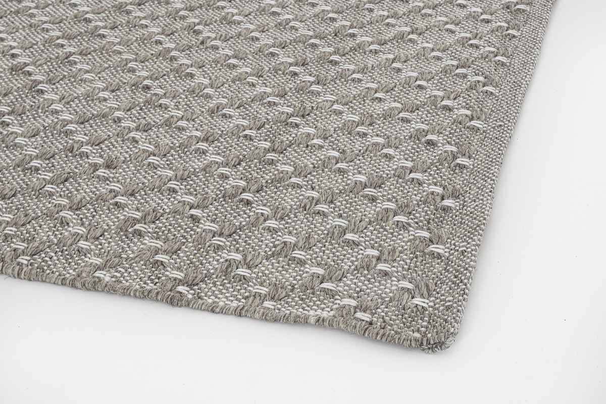 Der Outdoor Teppich Bhajan überzeugt mit seinem modernen Design. Gefertigt wurde er aus Kunststofffasern, welche einen grauen Farbton besitzt. Der Teppich verfügt über eine Größe von 200x300 cm und ist für den Outdoor Bereich geeignet.