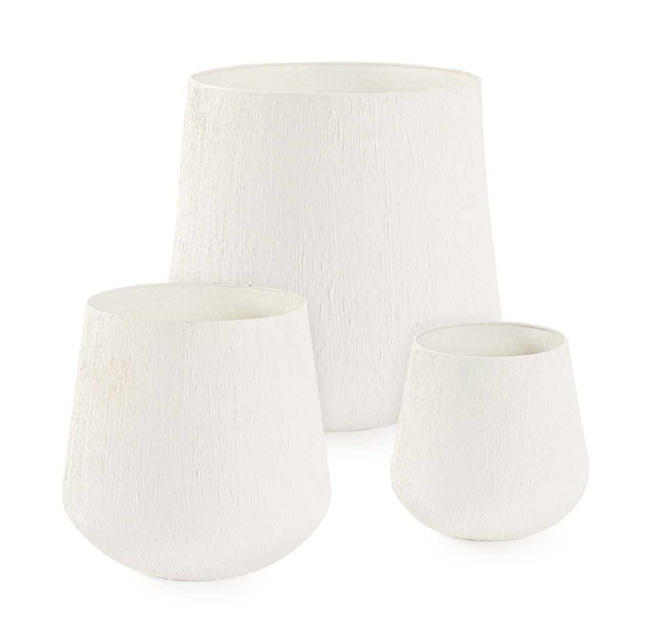 Die Outdoor Vase Kenar überzeugt mit ihrem modernen Design. Gefertigt wurde sie aus Metall, welches einen weißen Farbton besitzt. Die Vase besteht aus einem 3er Set in unterschiedlichen Größen.