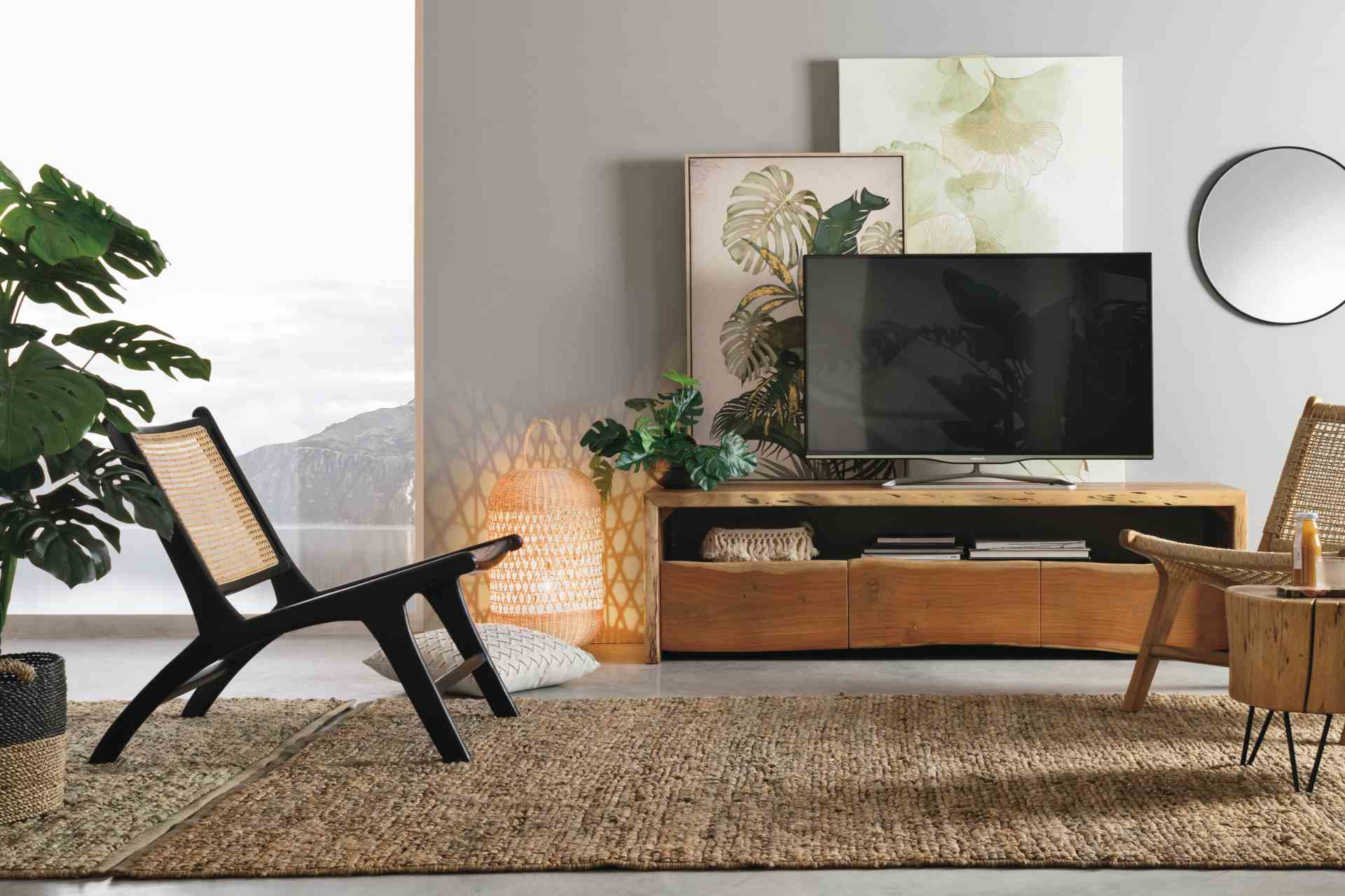 Das TV Board Eneas überzeugt mit seinem modernen Design. Gefertigt wurde es aus Akazienholz, welches einen natürlichen Farbton besitzt. Das Gestell ist auch aus Akazienholz. Das TV Board verfügt über drei Schubladen und ein Fach. Die Breite beträgt 160 cm
