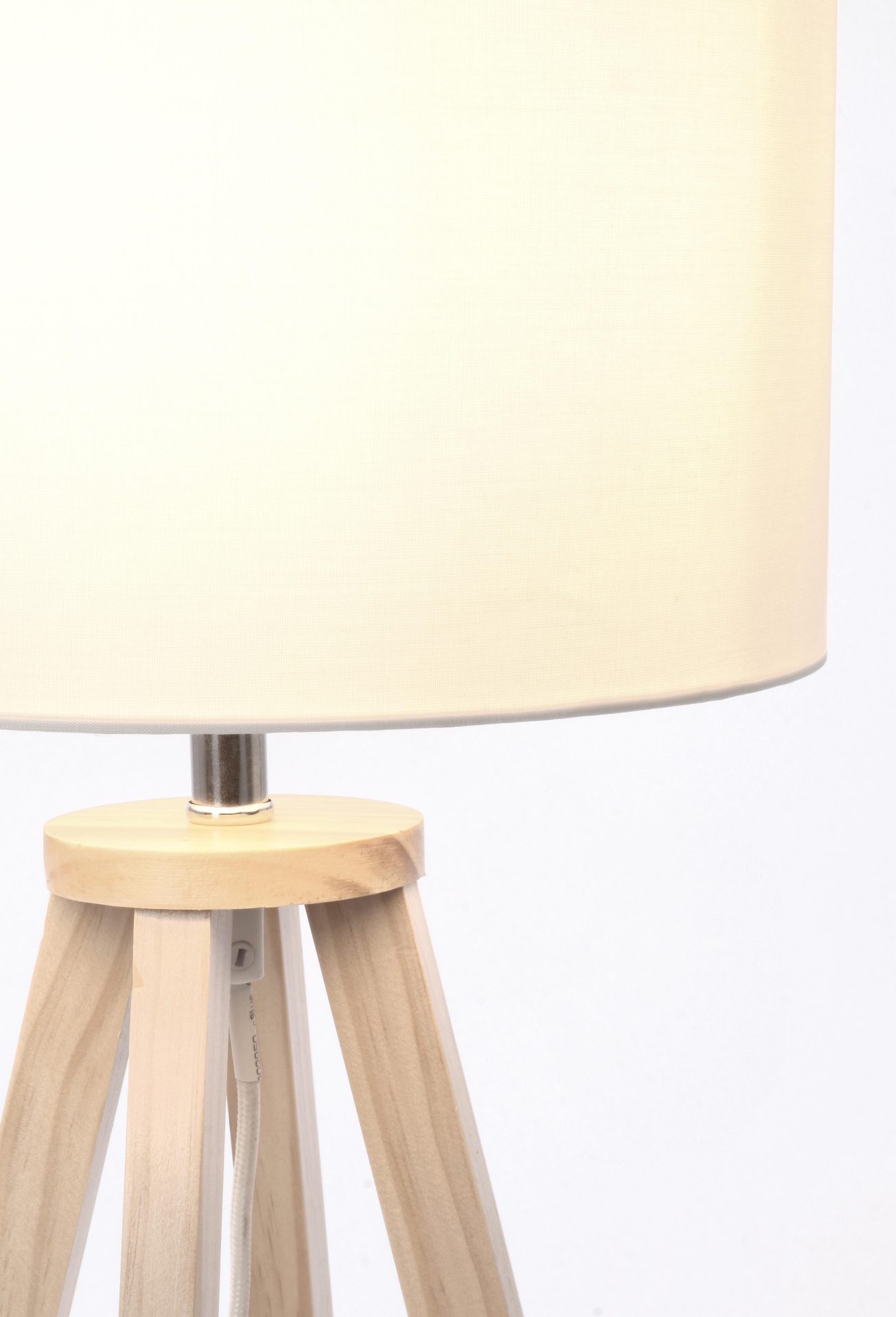 Die Tischleuchte Stoccolma überzeugt mit ihrem klassischen Design. Gefertigt wurde sie aus Kiefernholz, welches einen natürlichen Farbton besitzt. Der Lampenschirm ist aus Terilene und hat eine weiße Farbe. Die Lampe besitzt eine Höhe von 48,5 cm.