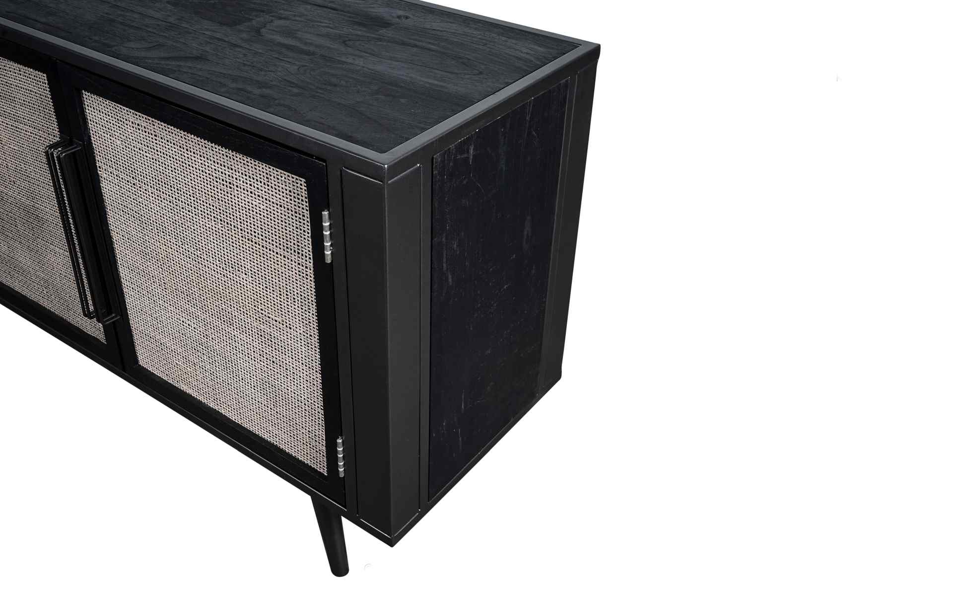 Das TV-Board Nordic Mindi Rattan überzeugt mit seinem Industriellen Design. Gefertigt wurde es aus Rattan und Mindi Holz, welches einen schwarzen Farbton besitzt. Das Gestell ist aus Metall und hat eine schwarze Farbe. Das TV-Board verfügt über drei Türen