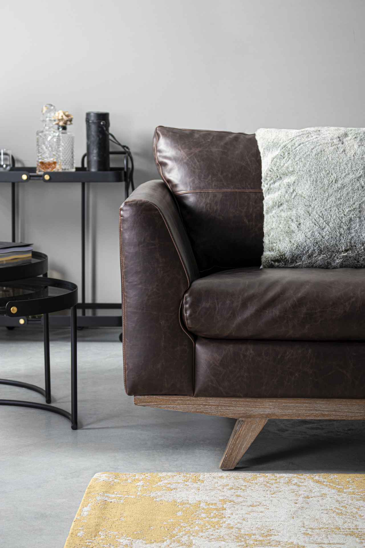 Das Sofa Johnston überzeugt mit seinem klassischen Design. Gefertigt wurde es aus Kunstleder, welches einen braunen Farbton besitzt. Das Gestell ist aus Eichenholz und hat eine natürliche Farbe. Das Sofa ist in der Ausführung als 3-Sitzer. Die Breite betr