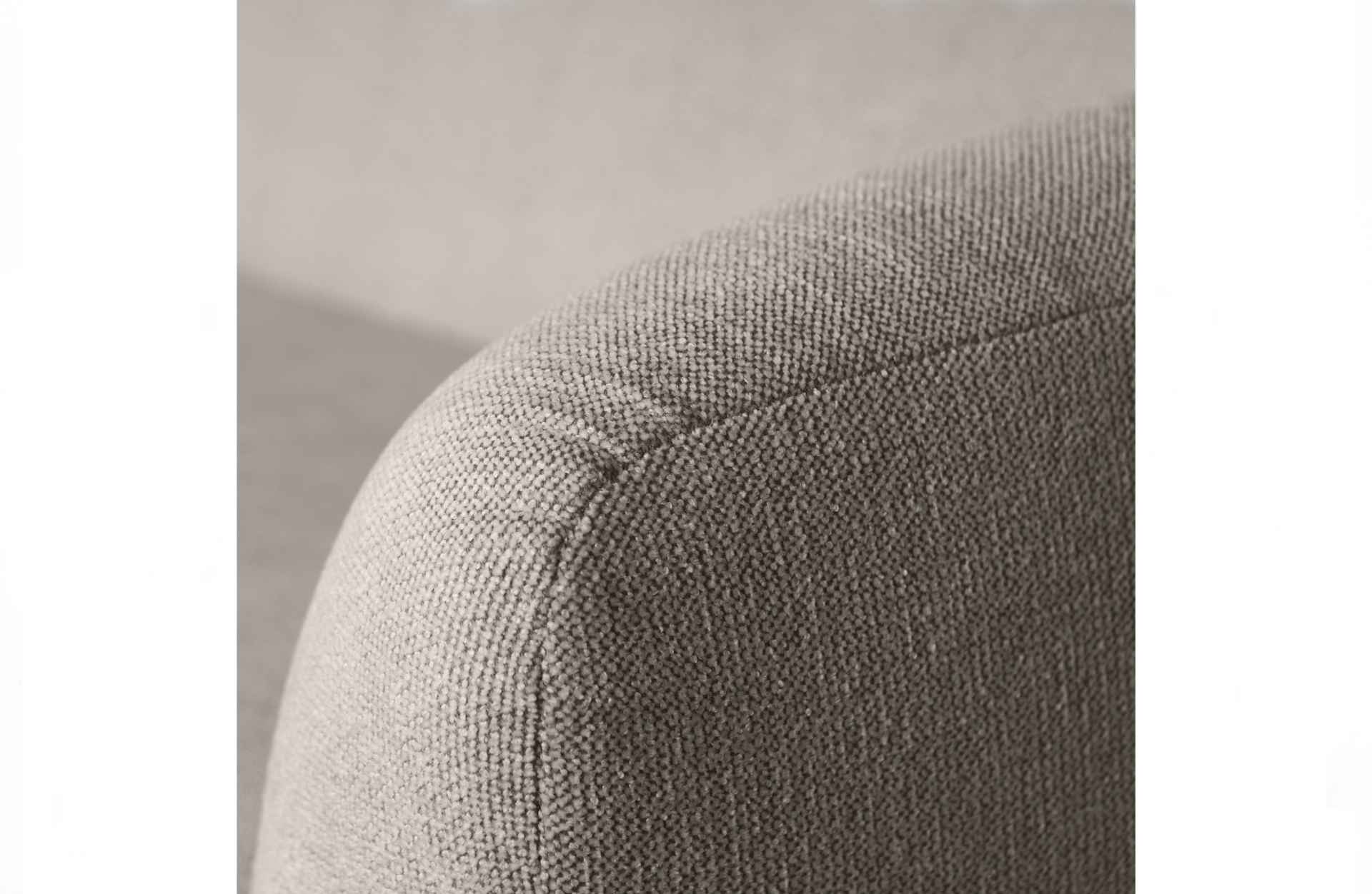 Das 3-Sitzer Sofa Sloping überzeugt mit seinem modernen Design. Gefertigt wurde es aus Kunststofffasern, welche einen einen grauen Farbton besitzen. Das Sofa hat eine Breite von 240 cm und eine Sitzhöhe von 43 cm.