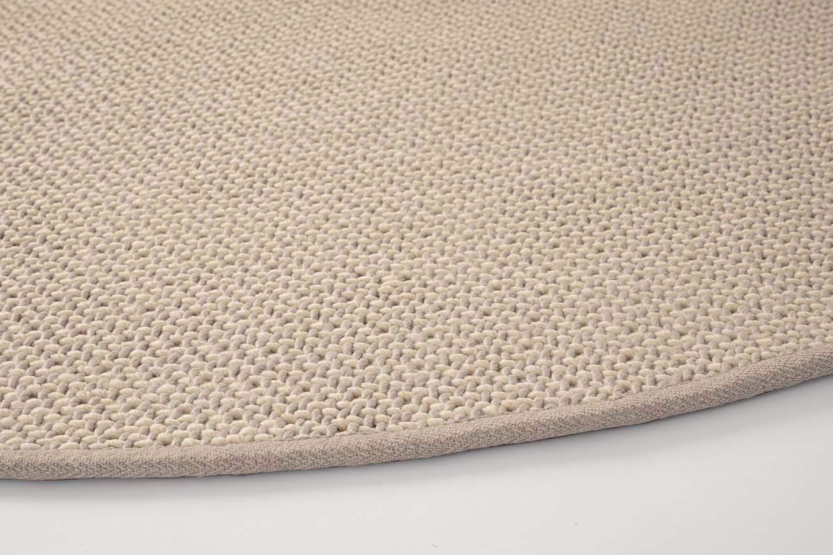 Der Outdoor Teppich Savan überzeugt mit seinem modernen Design. Gefertigt wurde er aus Kunststofffasern, welche einen Beigen Farbton besitzt. Der Teppich verfügt über einen Durchmesser von 200 cm und ist für den Outdoor Bereich geeignet.