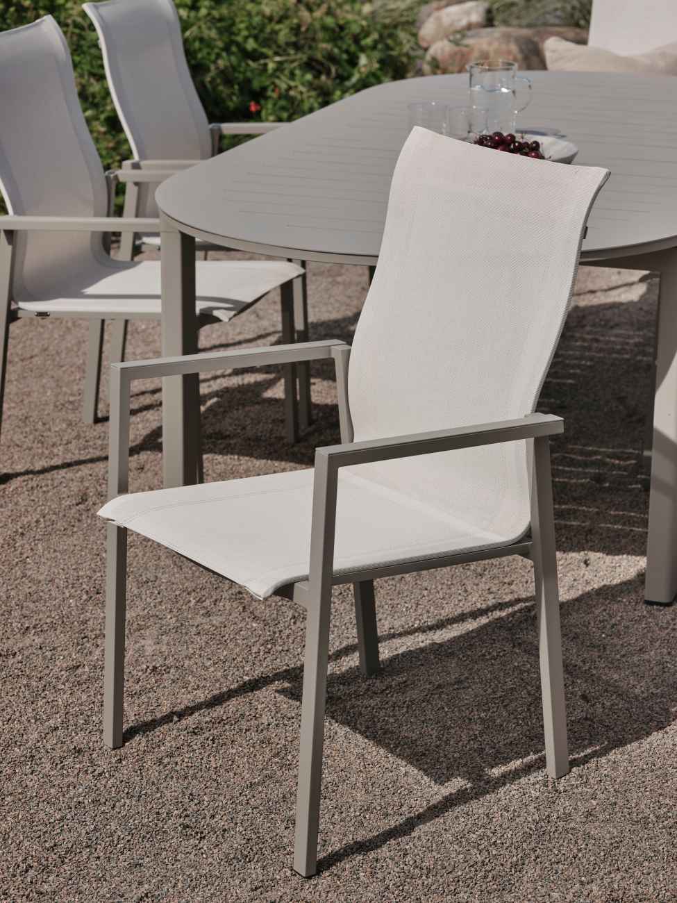 Gartenstuhl Comfy mit Armlehne, Taupe / Off-White