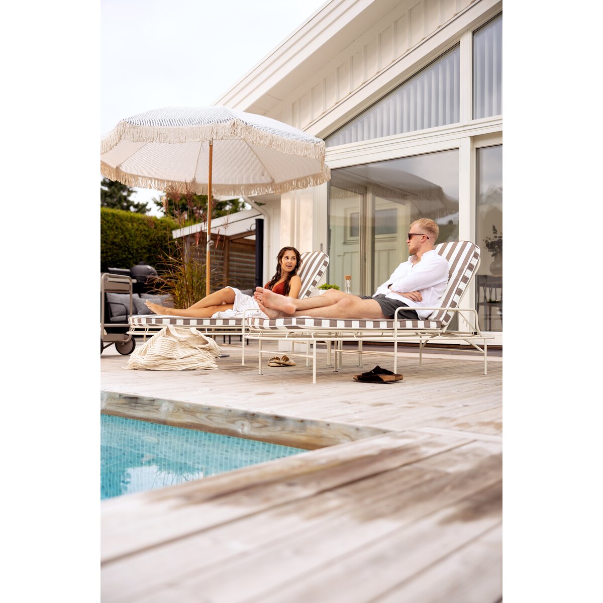 Sonnenliege Arts Weiß/Beige gestreift - elegante Outdoor-Gartenliege aus Metall & Olefin