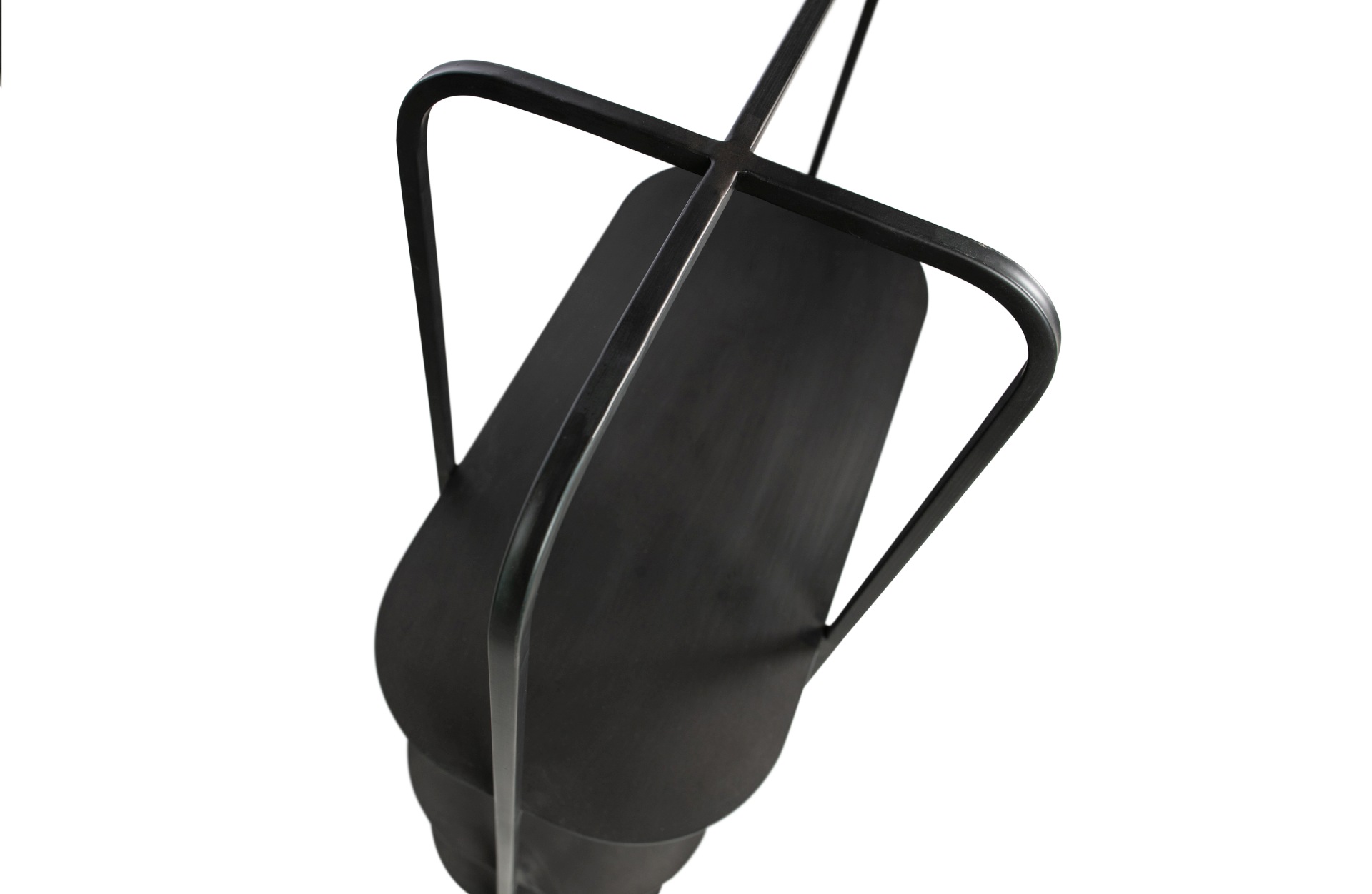 Das Regal Reina wurde aus Metall gefertigt und besitzt einen schwarzen Farbton. Das Regal hat drei Böden.