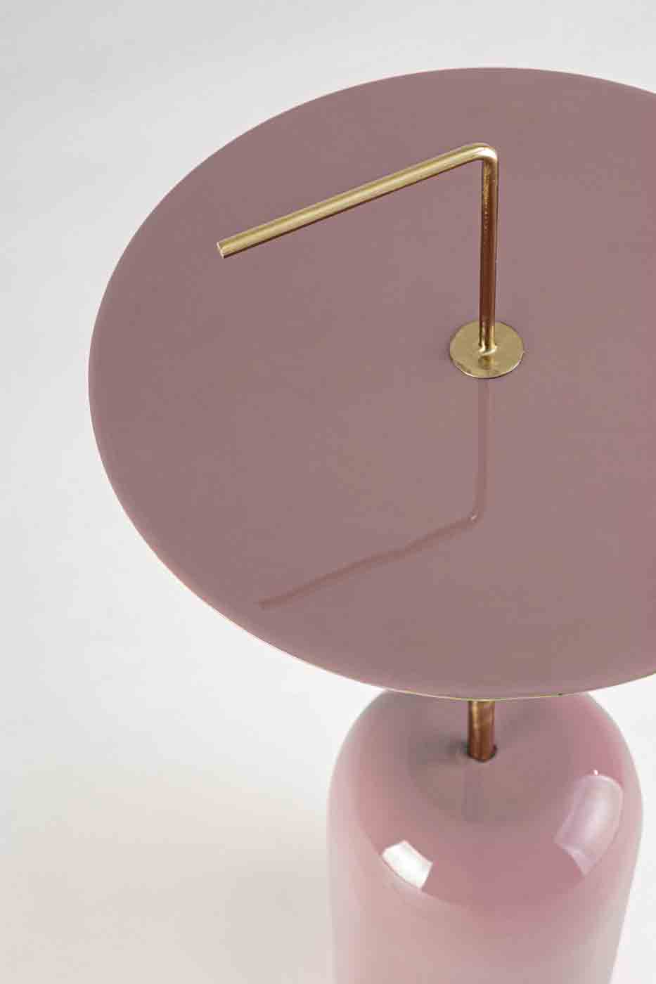 Beistelltisch Tulasi in einem modernen Design. Gefertigt aus lackiertem Metall in einem rosa Farbton. Marke Bizotto.