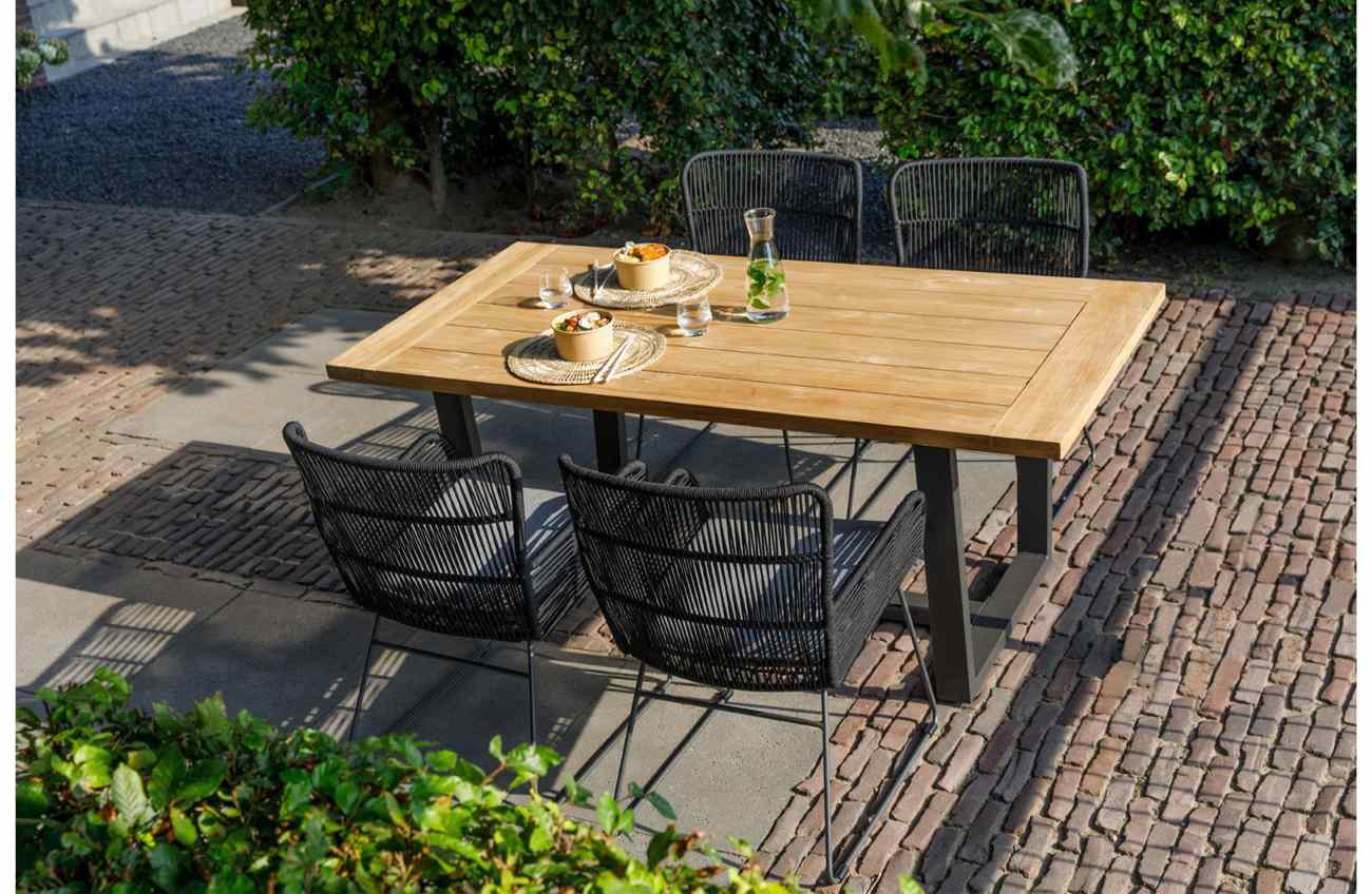 Der Gartenesstisch Murano überzeugt mit seinem modernen Design. Gefertigt wurde er aus Teakholz, welches einen natürlichen Farbton besitzt. Das Gestell ist aus Aluminium und hat eine Anthrazit Farbe. Der Tisch hat eine Länge von 180 cm