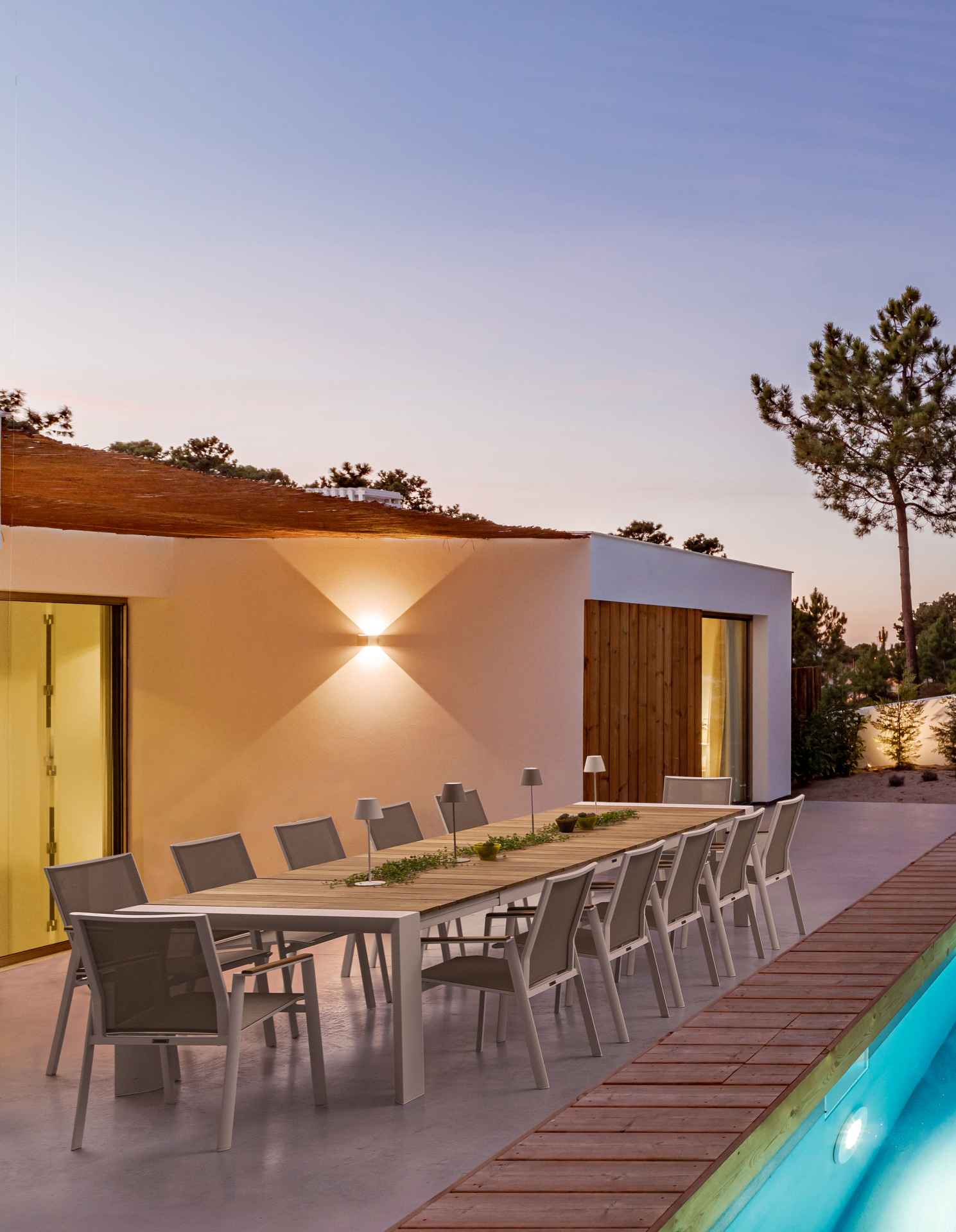 Gartenesstisch ausziehbar 253–384 cm | Teak & Aluminium | modern