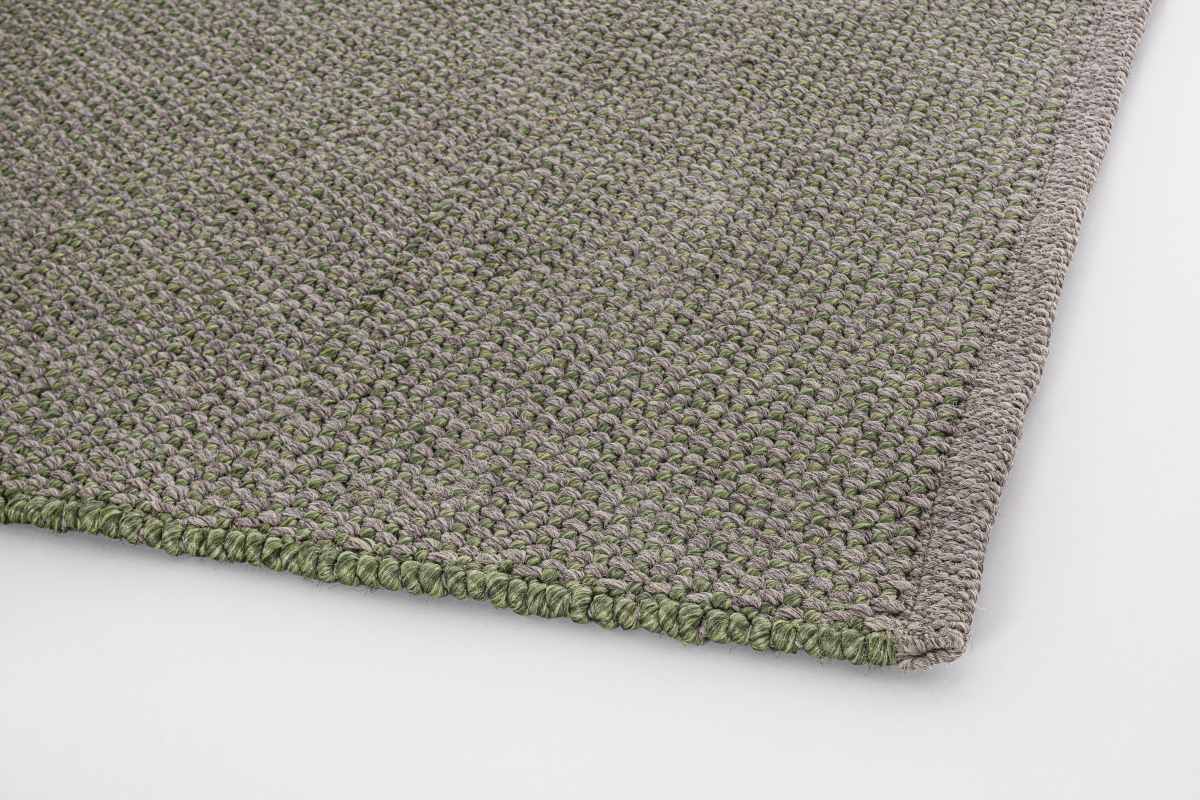 Der Outdoor Teppich Gazal überzeugt mit seinem modernen Design. Gefertigt wurde er aus Kunststofffasern, welche einen grünen Farbton besitzt. Der Teppich verfügt über eine Größe von 170x240 cm und ist für den Outdoor Bereich geeignet.